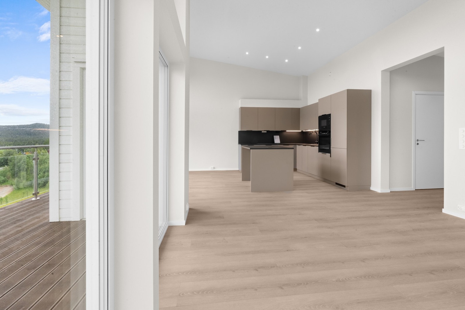 God plass til spisebord og sosial sone. Galleribilde