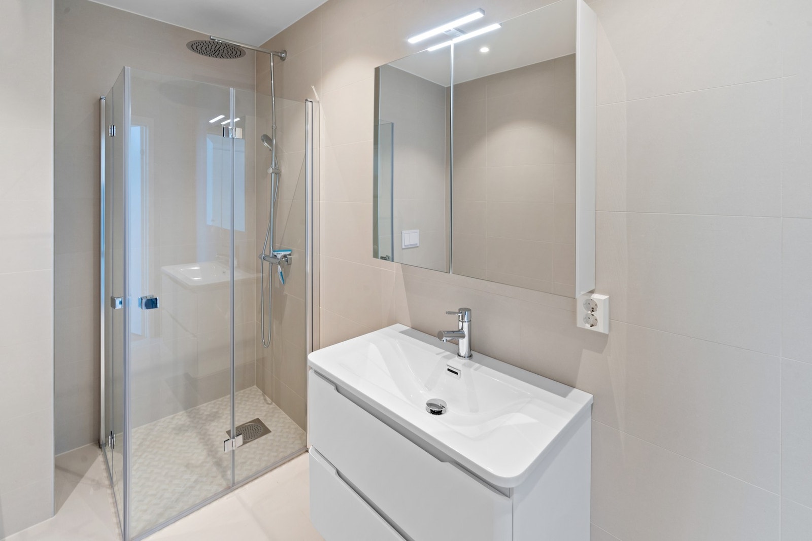 Badet er flislagt og har varmekabler i gulv. Galleribilde