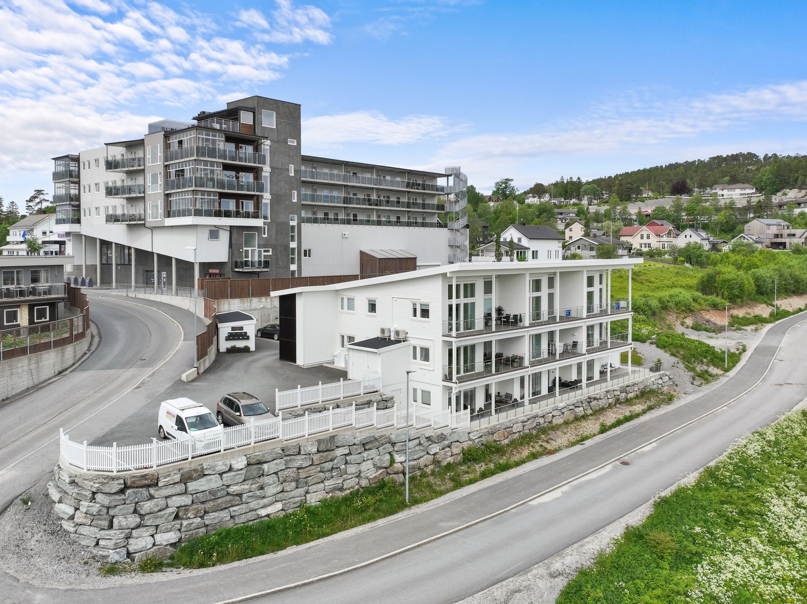 Bygget har moderne og stilren arkitektur. Leiligheten ligger i 2. etasje med flott utsikt over Kolvereidvågen. Galleribilde