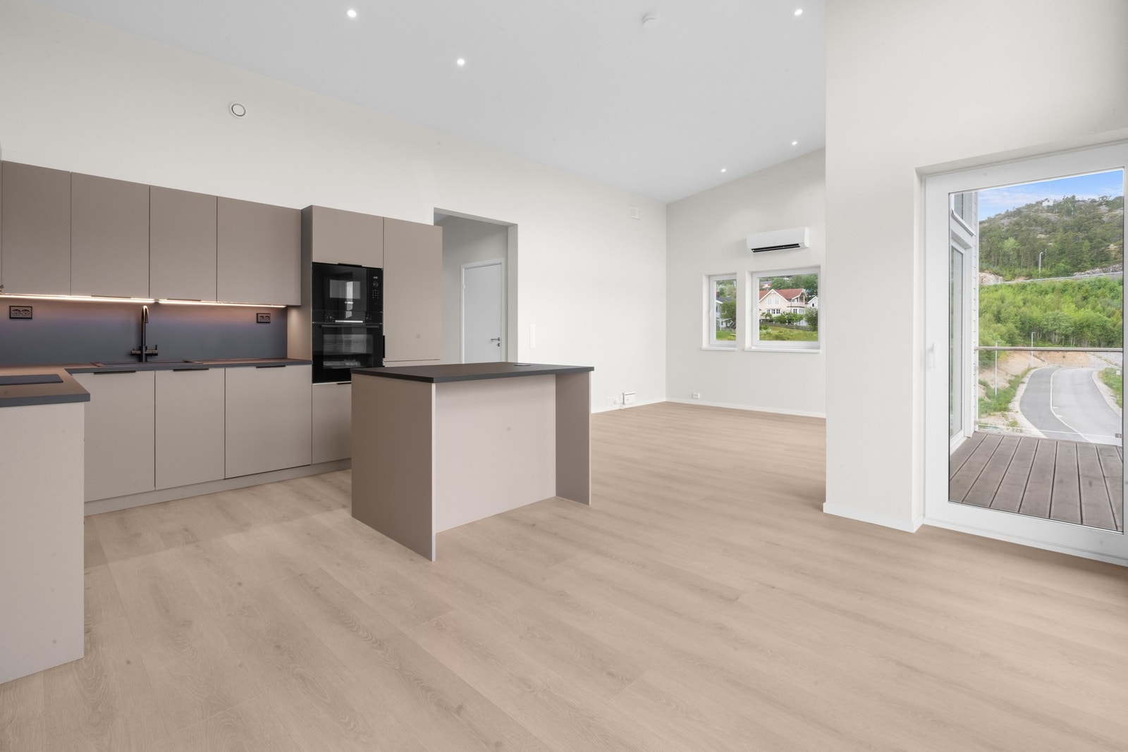 Moderne kjøkken med integrerte hvitevarer. Galleribilde