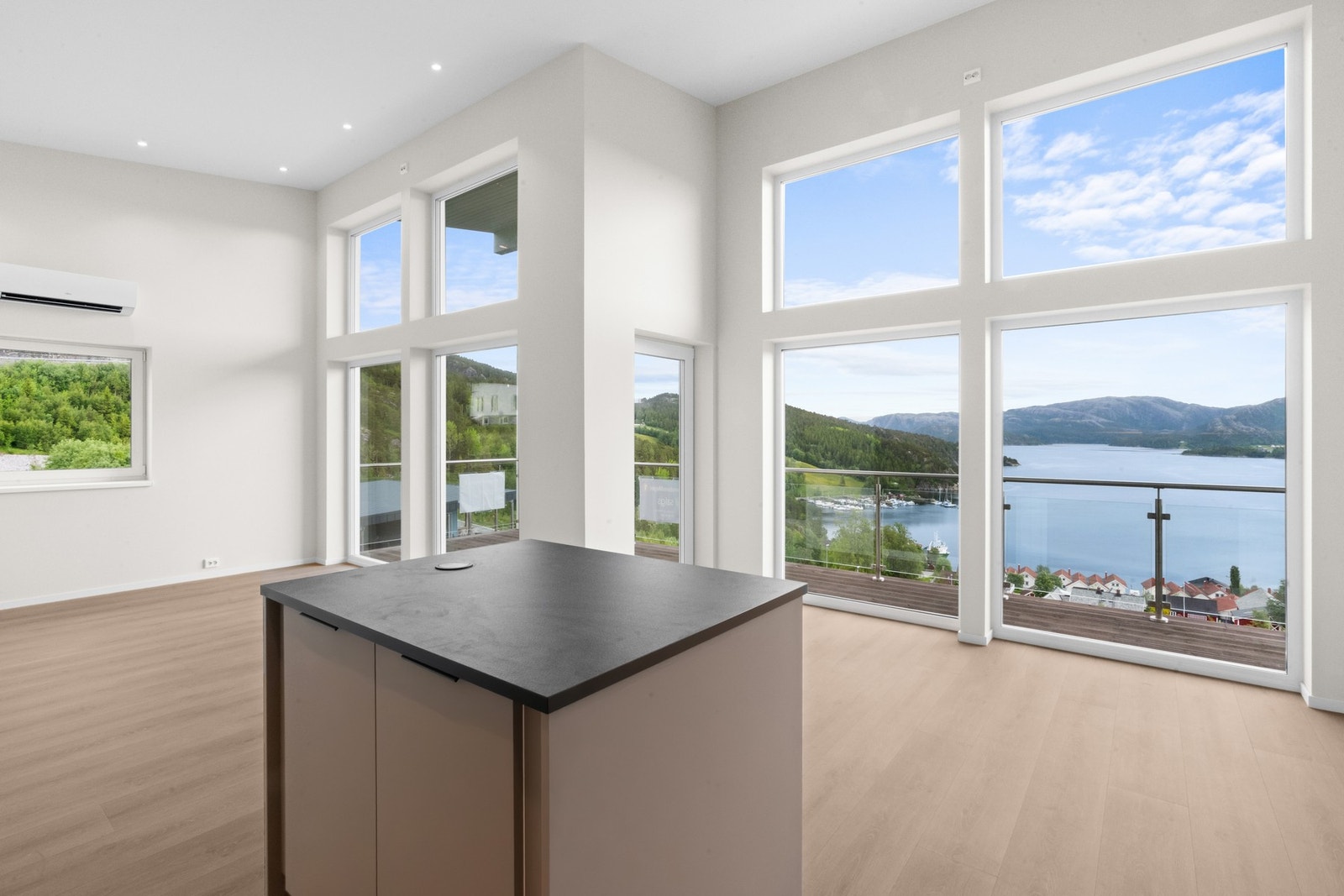 Utgang til privat veranda fra stueområdet. Galleribilde