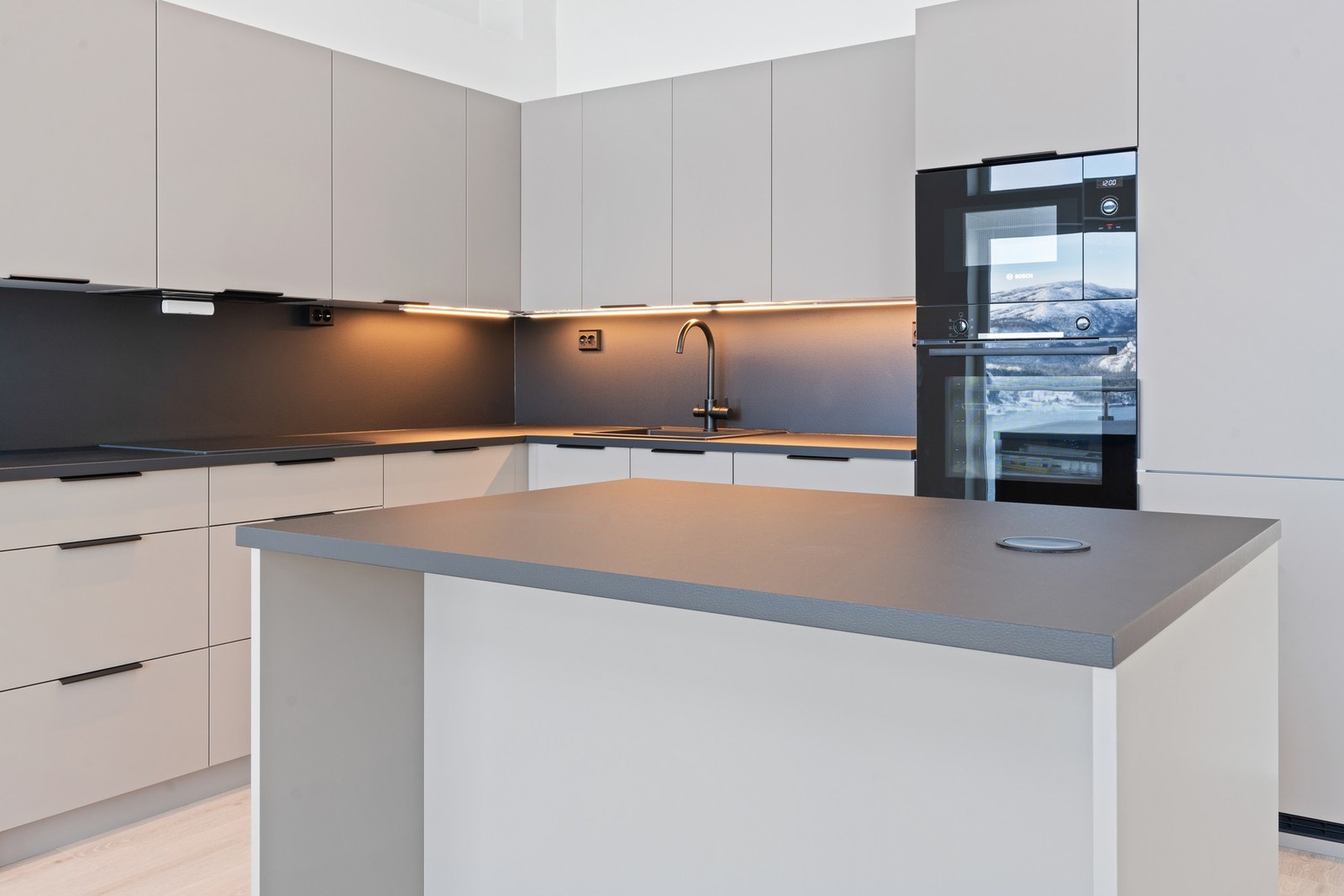 Slette, malte fronter gir et stilrent uttrykk. Galleribilde