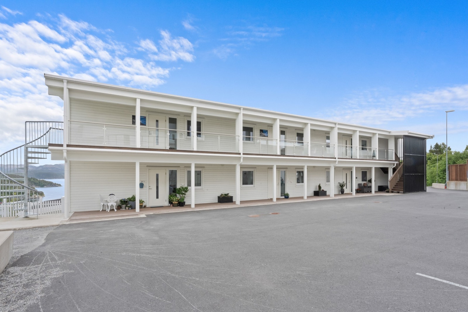 Leiligheten har asfaltert inngangsparti og trapp på begge sider av boligen. Galleribilde