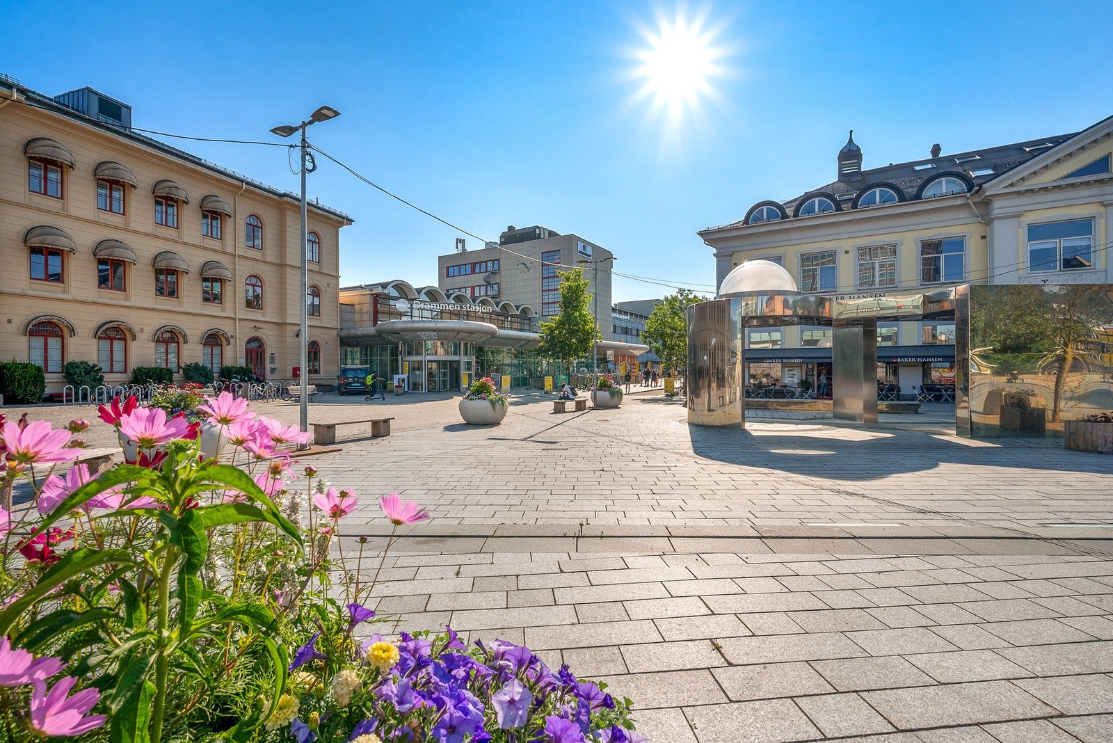 Fra leiligheten er det ca. 8 minutters gange til Drammen stasjon med hyppige togavganger retning Oslo Galleribilde