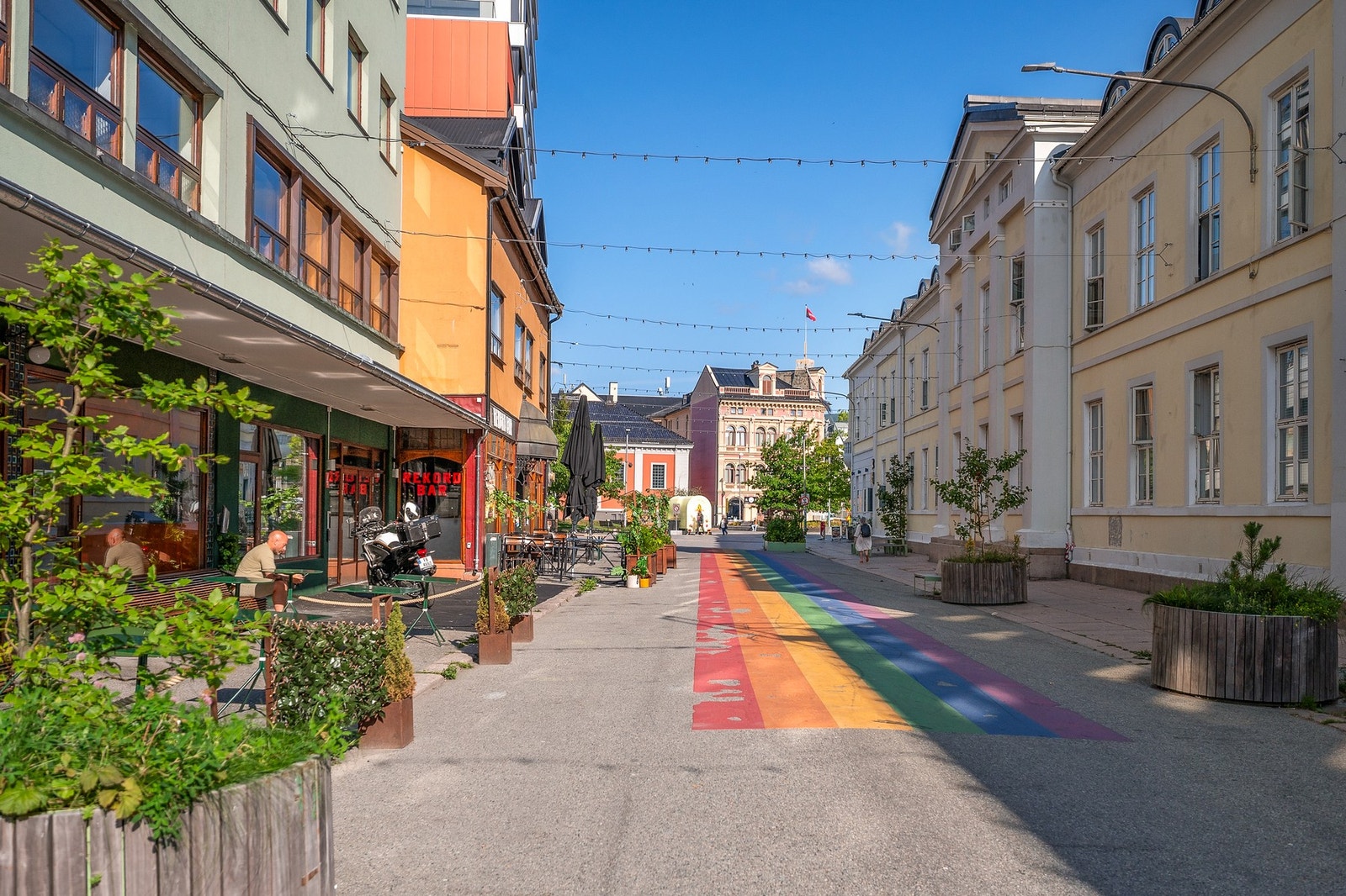 Beliggenheten byr på "alt" du trenger i gangavstand til eiendommen. Galleribilde