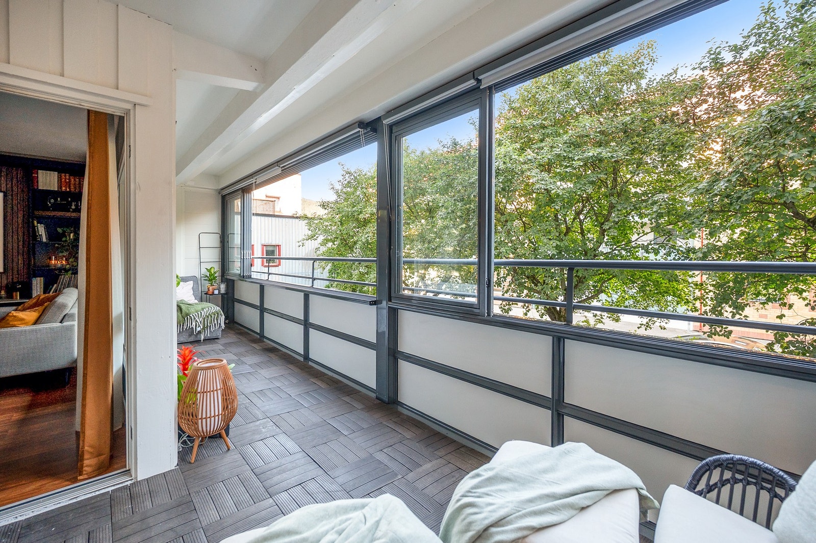 Fra stua er det utgang til hyggelig innglasset balkong som kan nytes store deler av året. Galleribilde