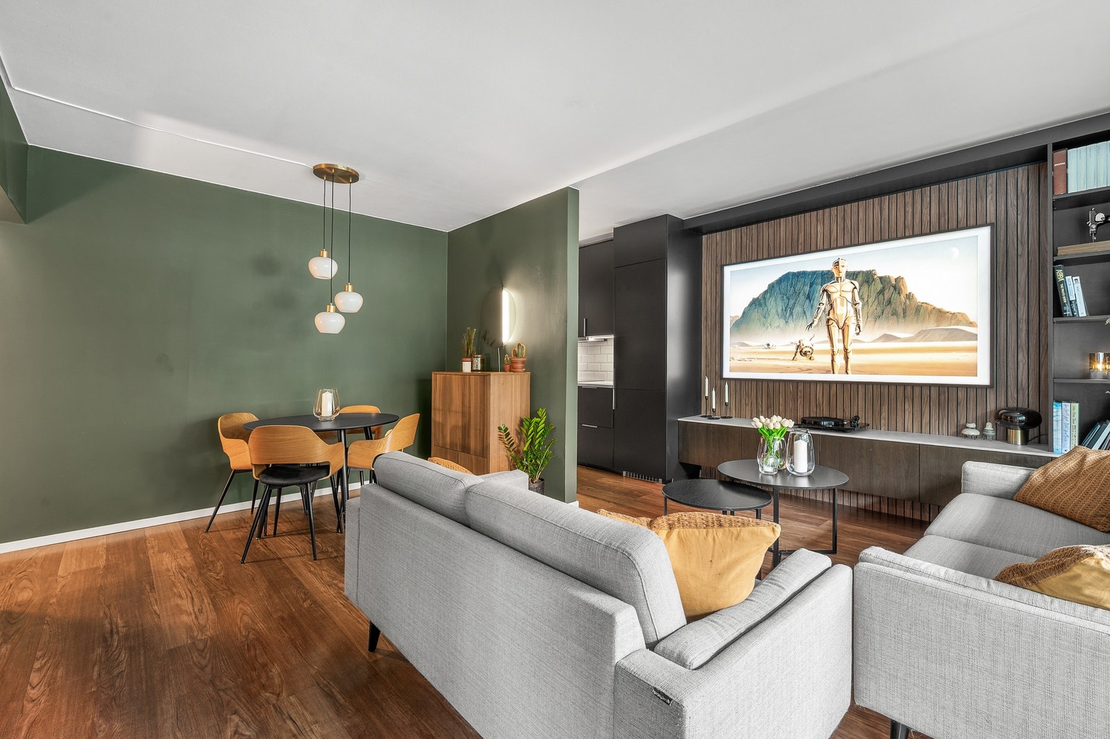 Stue og kjøkken i åpen løsning. Stua har radiatorer som gir god varme og er inkl. i månedlige kostnader. Galleribilde