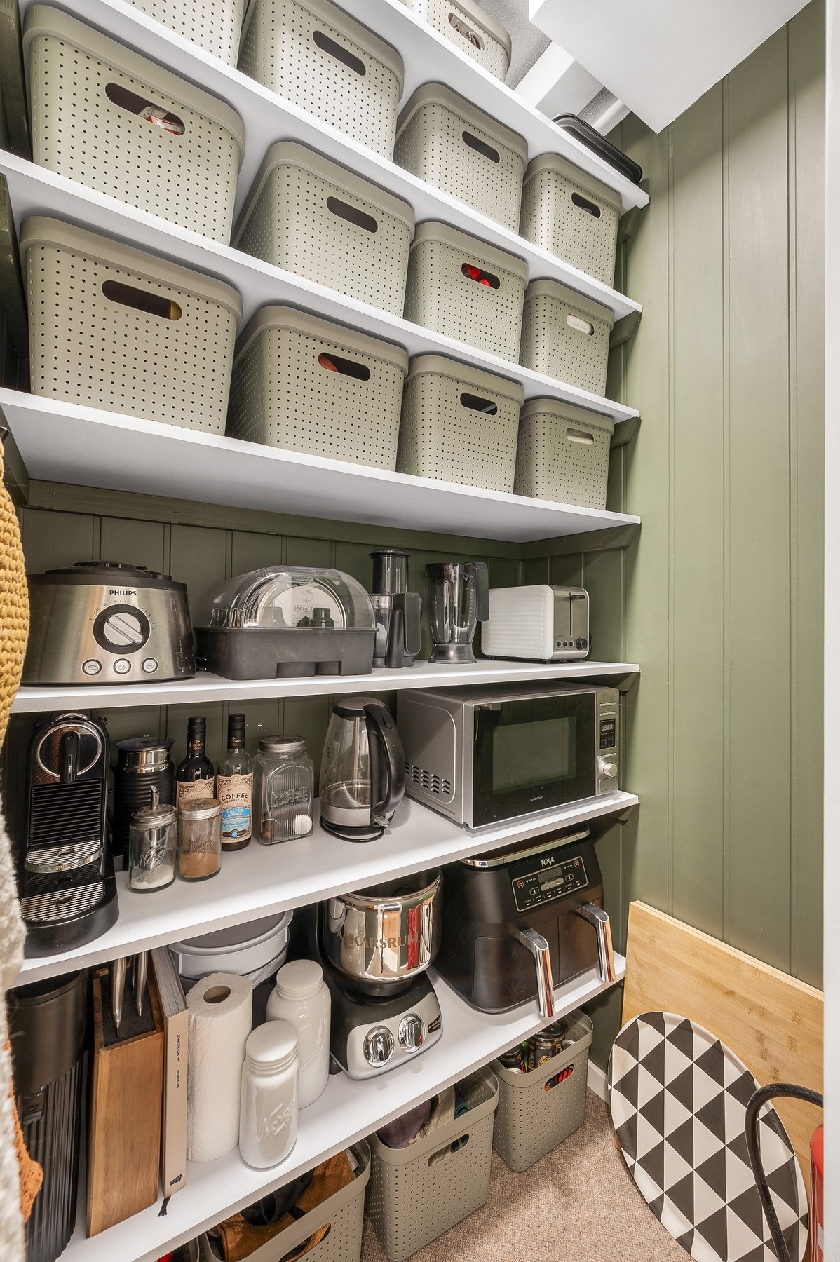 På kjøkkenet er det godt med lagringsplass, her er det liten matbod. Galleribilde