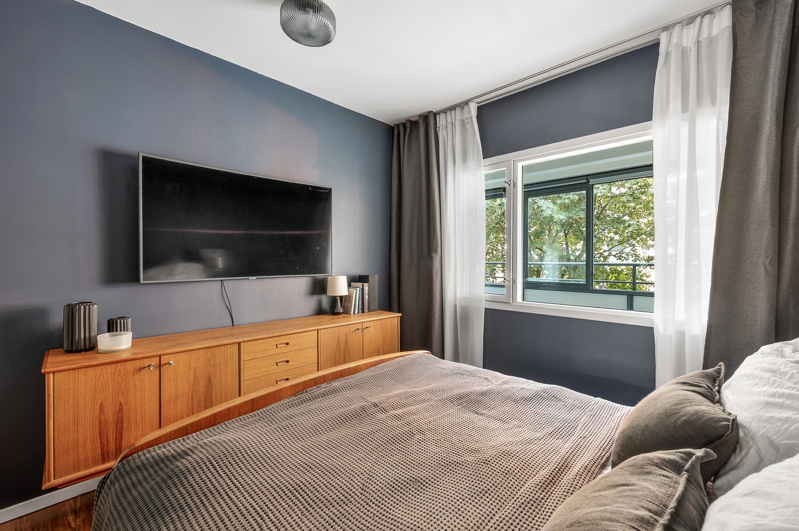 Soverommet er av fin størrelse med god plass til dobbeltseng og skyvedørsgarderobe. Galleribilde