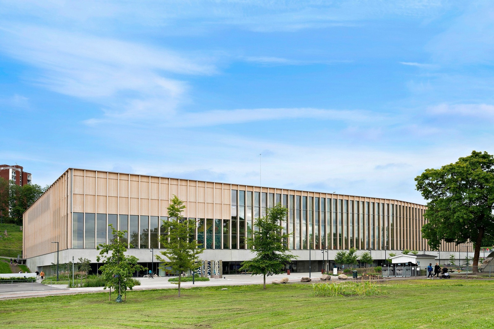 Det nye Tøyenbadet ligger like ved - med både innendørs og utendørs bassenger, treningssenter og velværetilbud Galleribilde