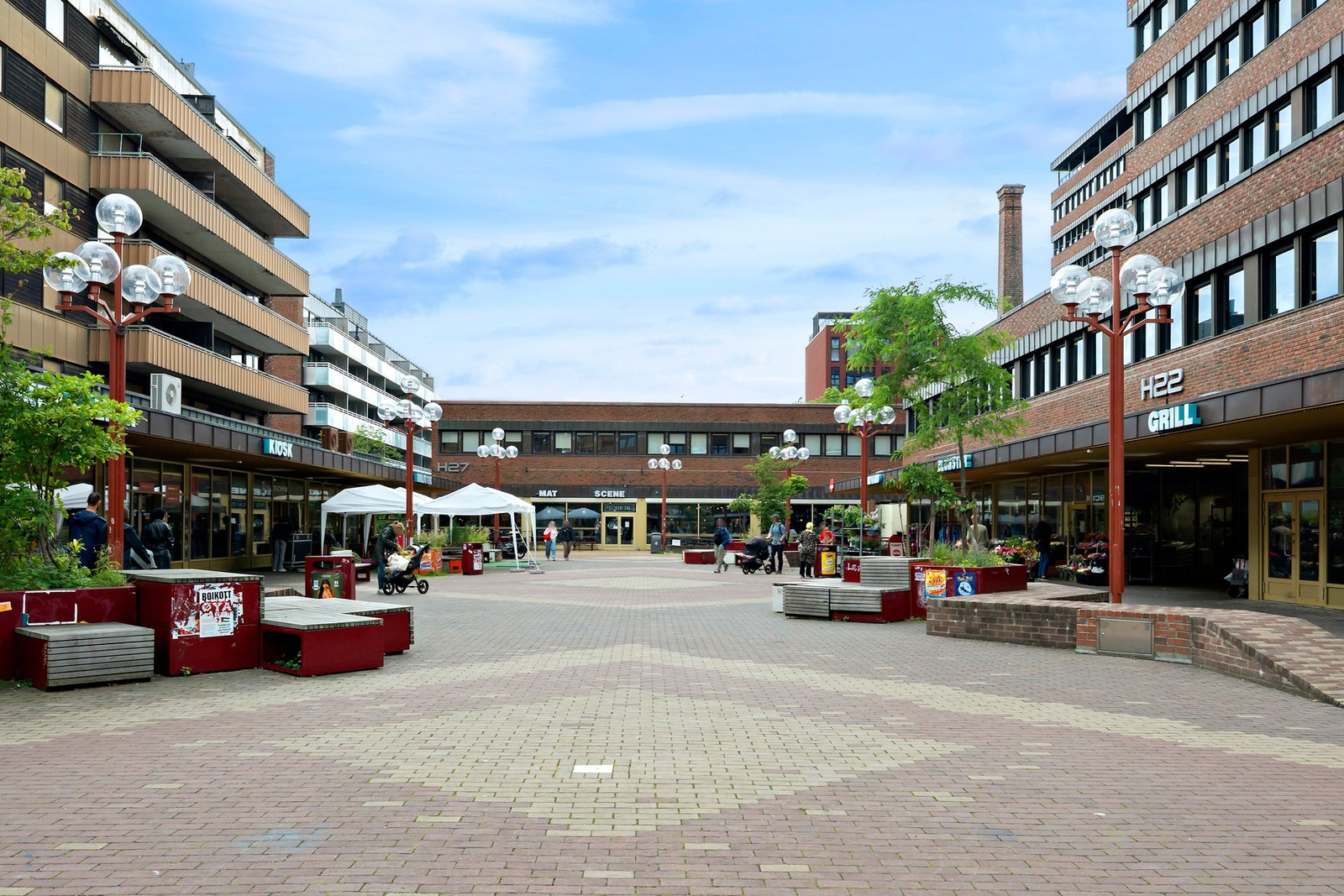 Kort vei til Tøyen torg med apotek, dagligvare, spisesteder og kollektivknutepunkt Galleribilde