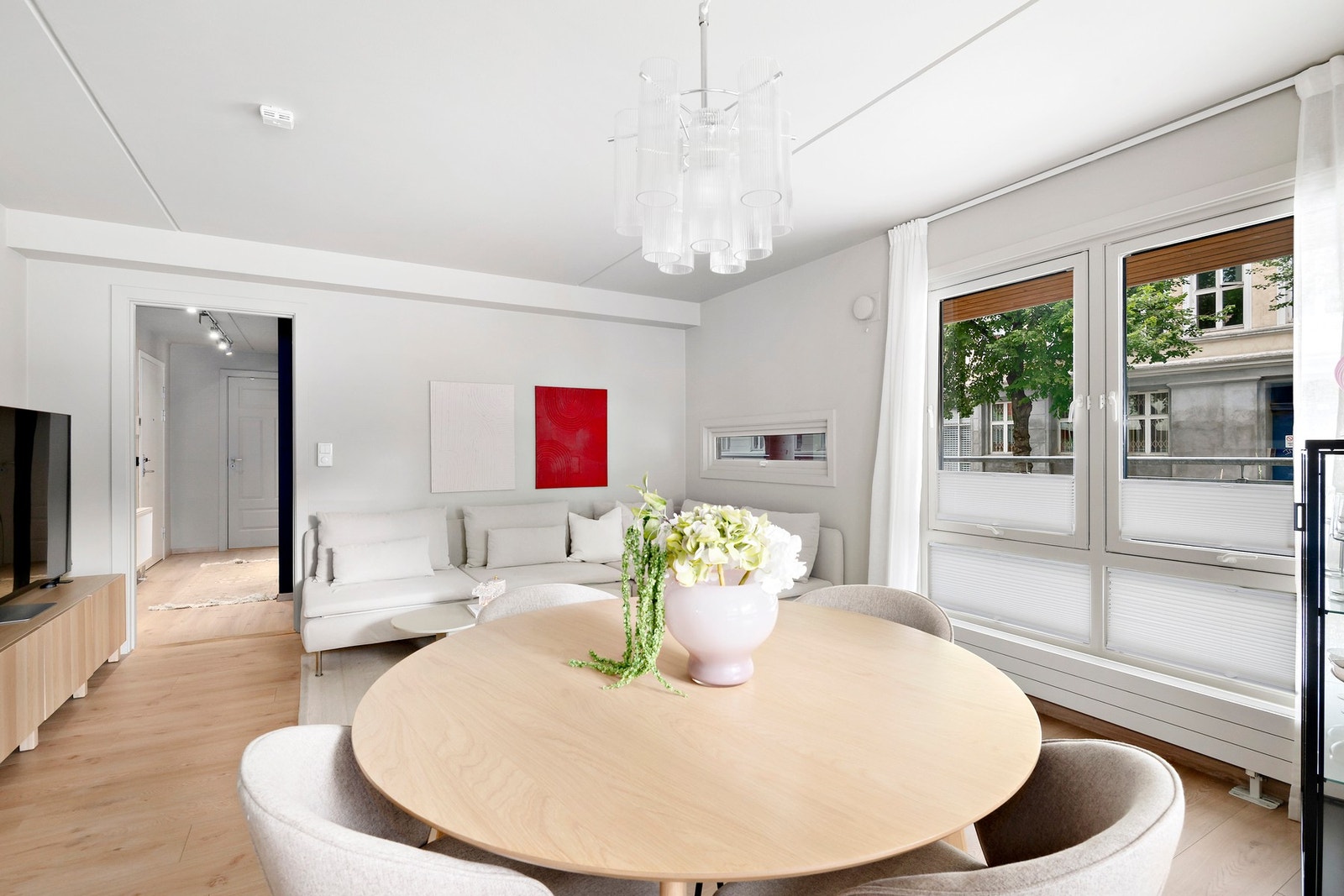 Rikelig med dagslys og god flyt mellom spiseplass og stue gir en åpen romfølelse Galleribilde