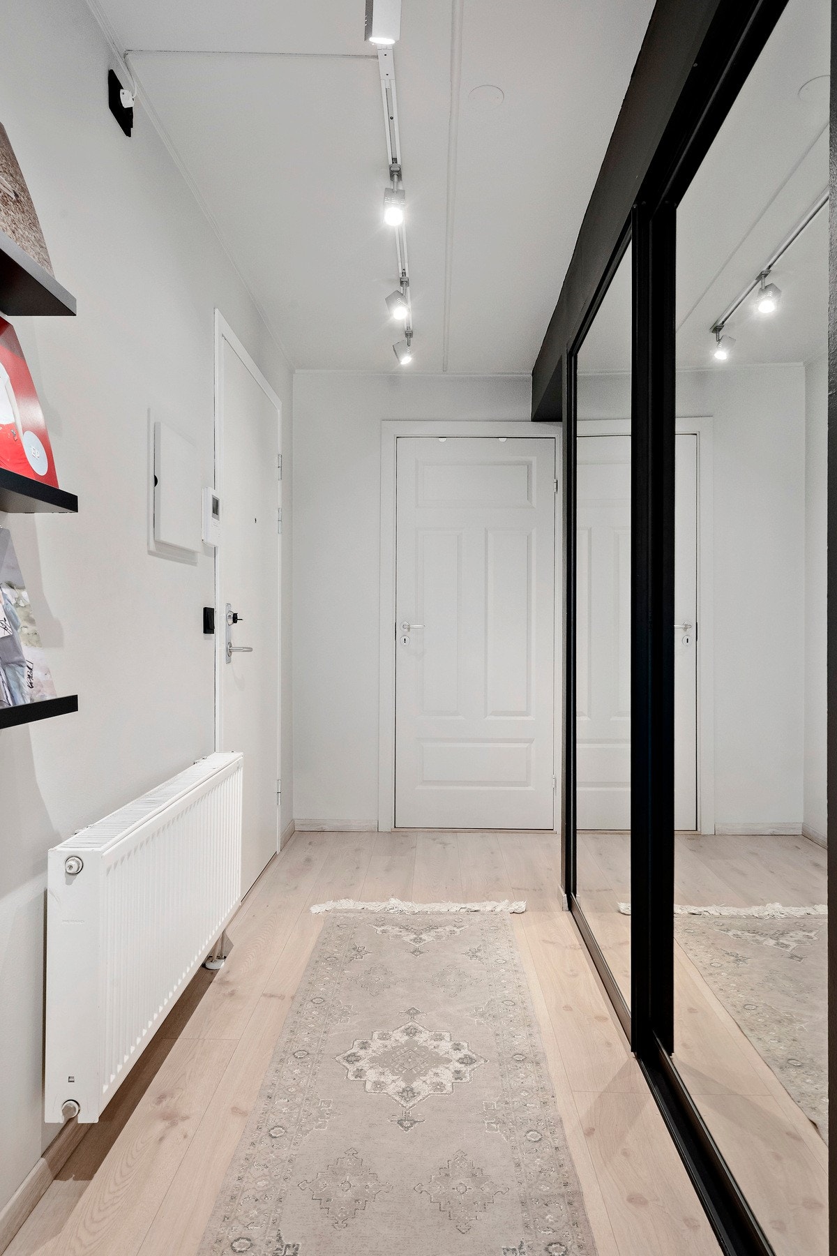 Velkommen inn - en lys og oversiktlig gang med god funksjonalitet Galleribilde