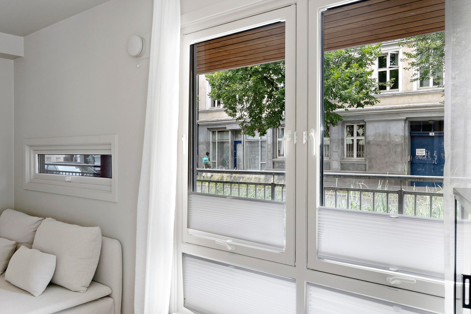 Vindusflatene strekker seg nesten til gulvet og slipper inn rikelig med naturlig lys Galleribilde