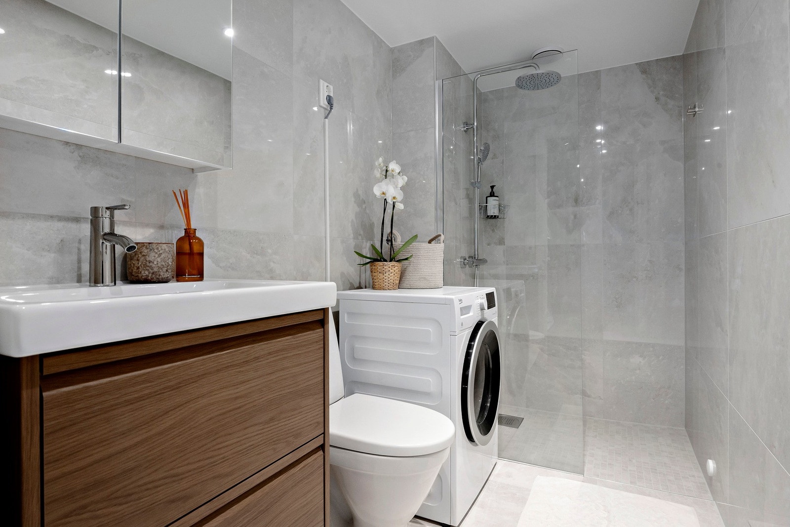 Oppgradert bad fra 2025 med moderne fliser, dusj med glassvegg, vegghengt innredning og opplegg for vaskemaskin Galleribilde