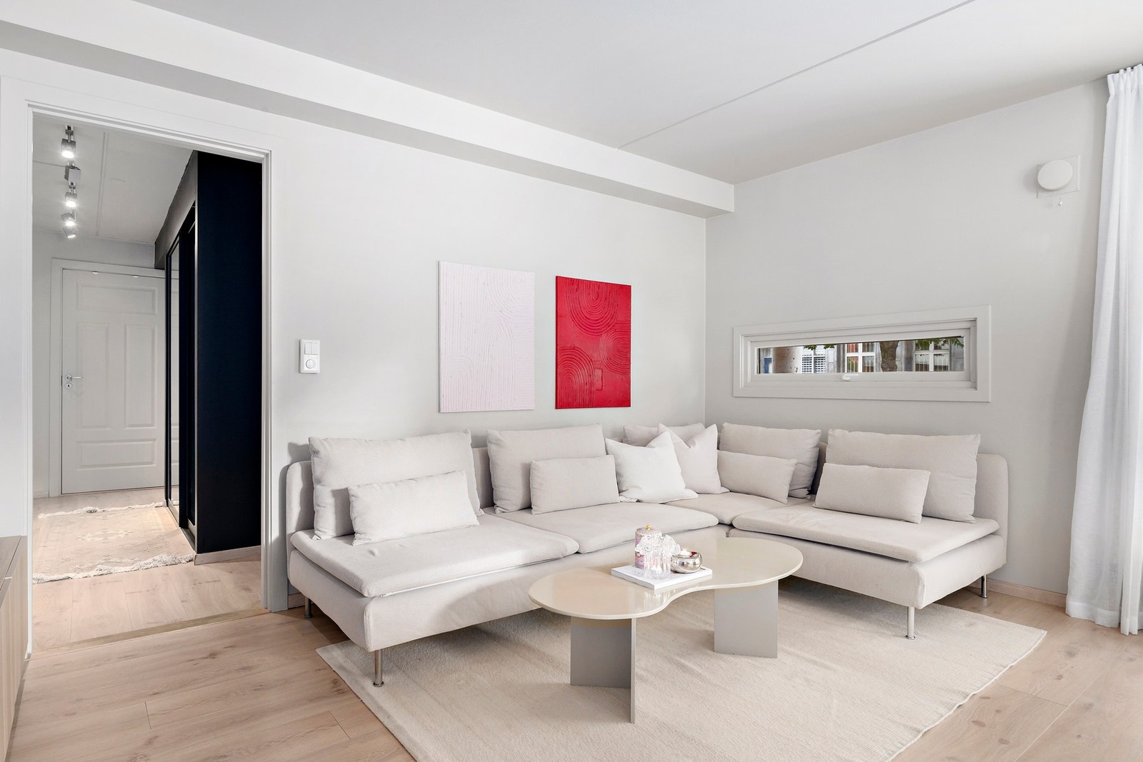 Stuesonen er lun og behagelig med nøytrale farger og plass til stor sofagruppe. Galleribilde