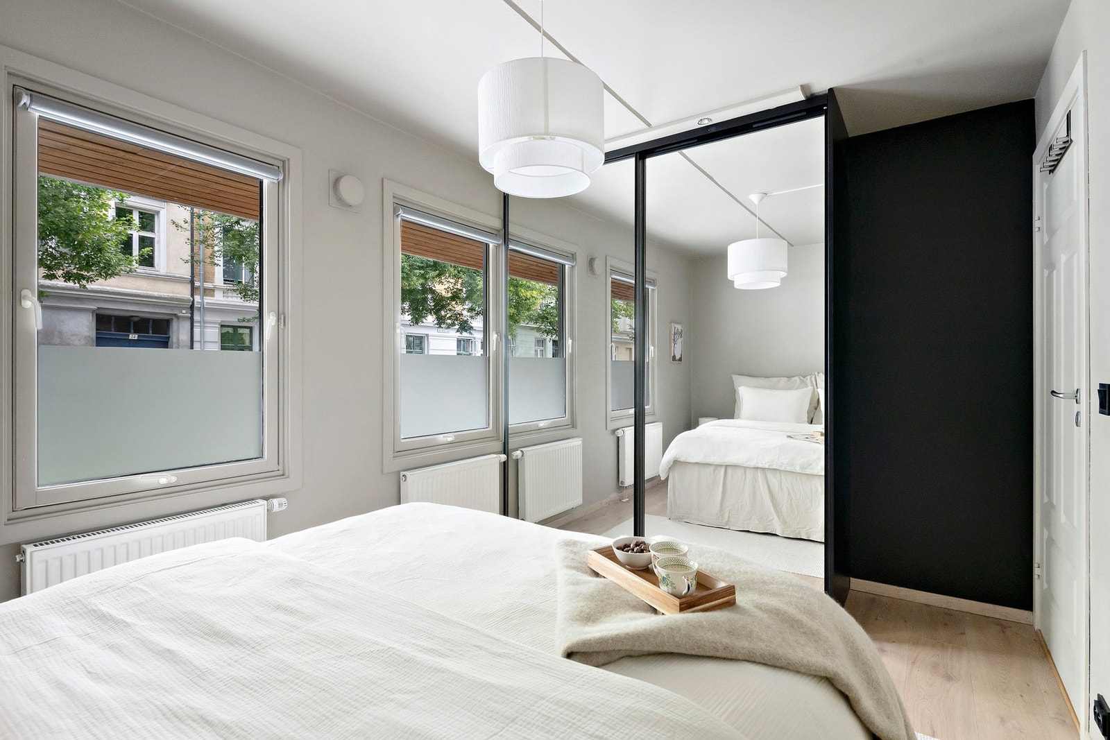 Plassbygd garderobeskap med skyvedører holder rommet ryddig og stilrent Galleribilde