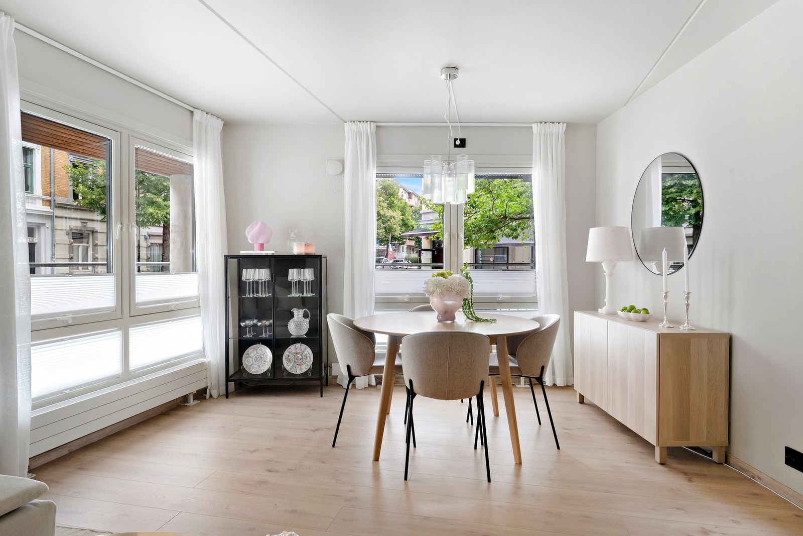 Spiseområdet er plassert ved vinduene og gir en fin kombinasjon av lys, utsikt og god plass Galleribilde