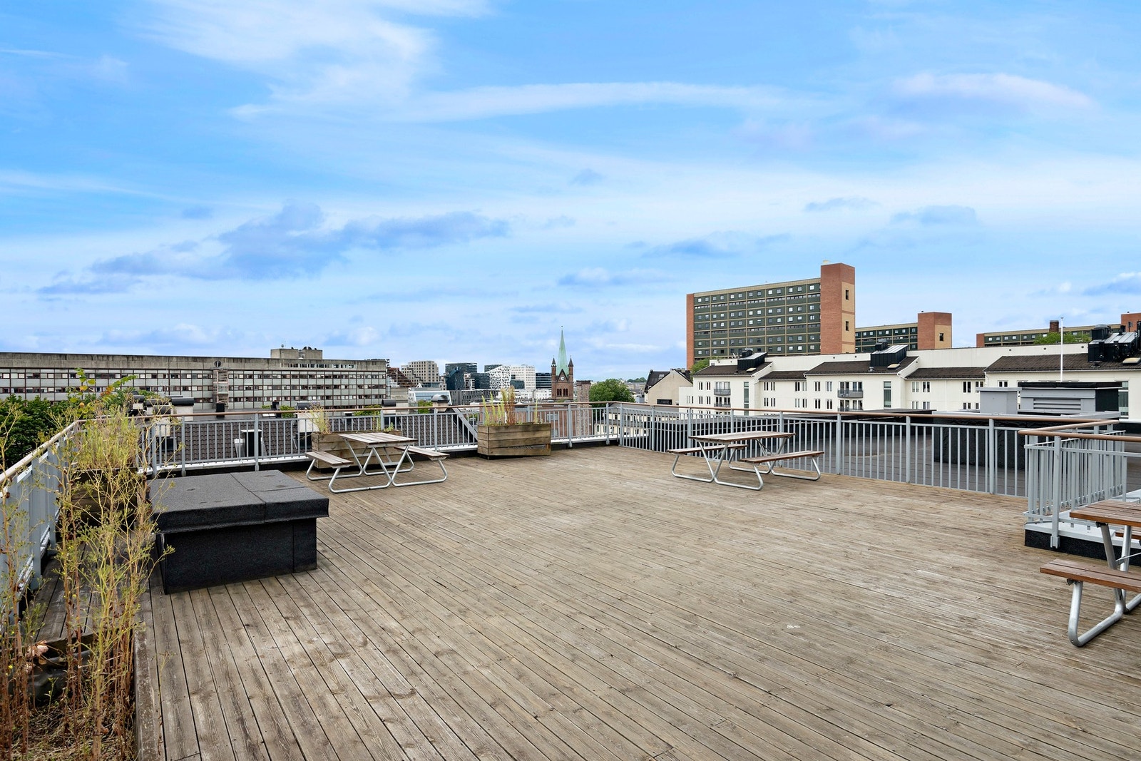 En av byggets store kvaliteter - flott fellesareal med utsikt og sittegrupper Galleribilde