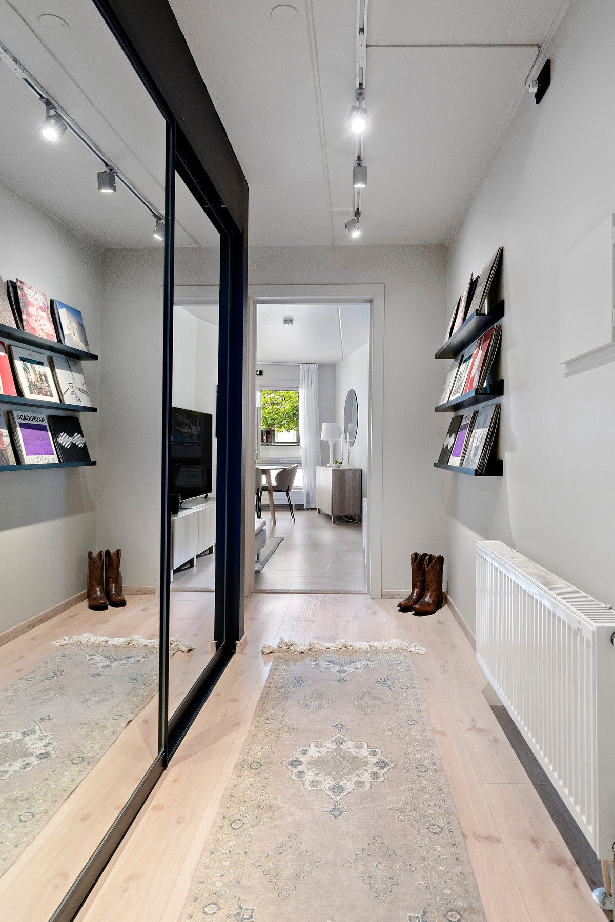 Entréen er praktisk utformet med god skapplass og gjennomgående stil Galleribilde