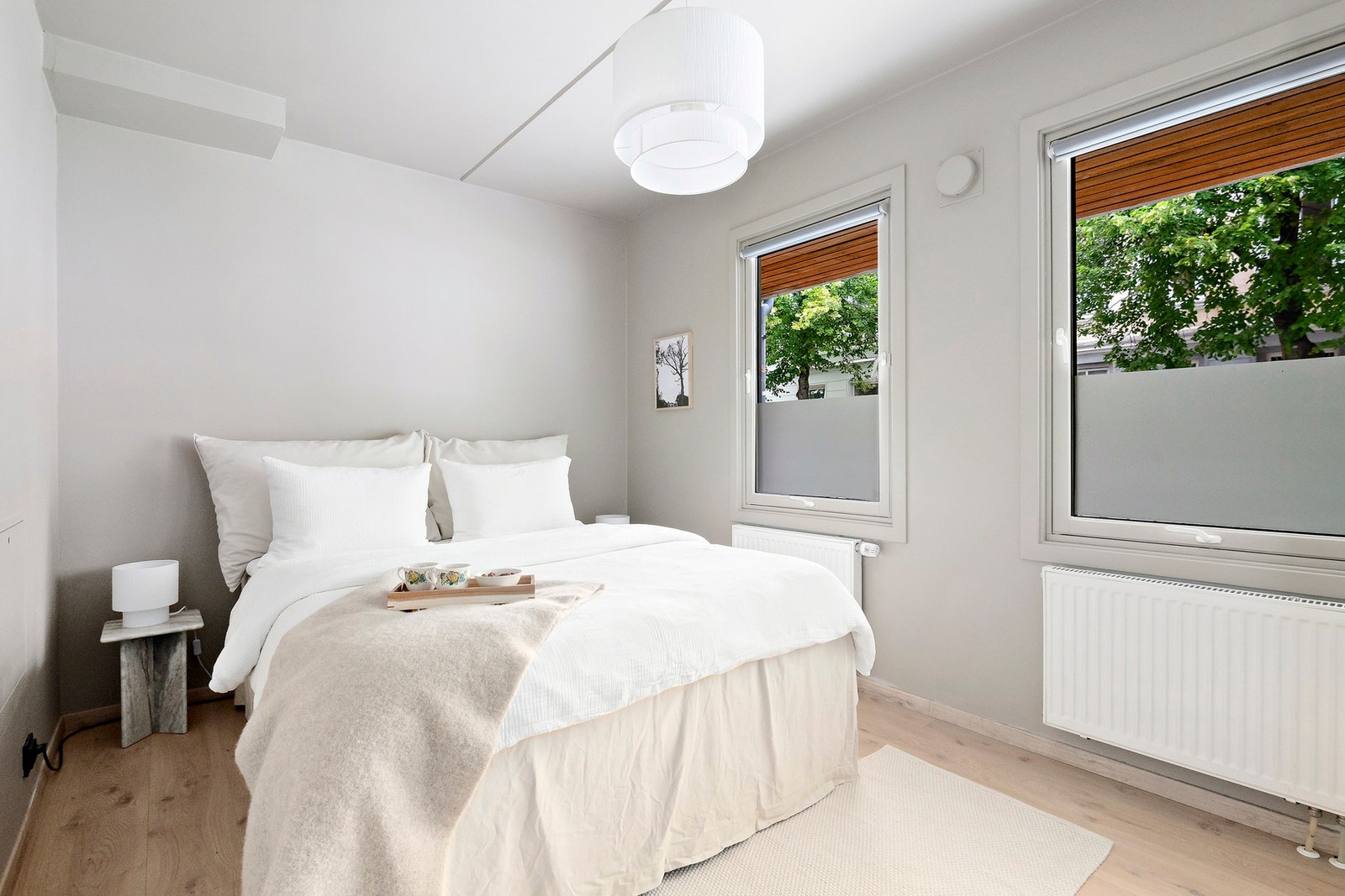 Lyst soverom med moderne uttrykk og vinduer som gir godt med naturlig lys Galleribilde