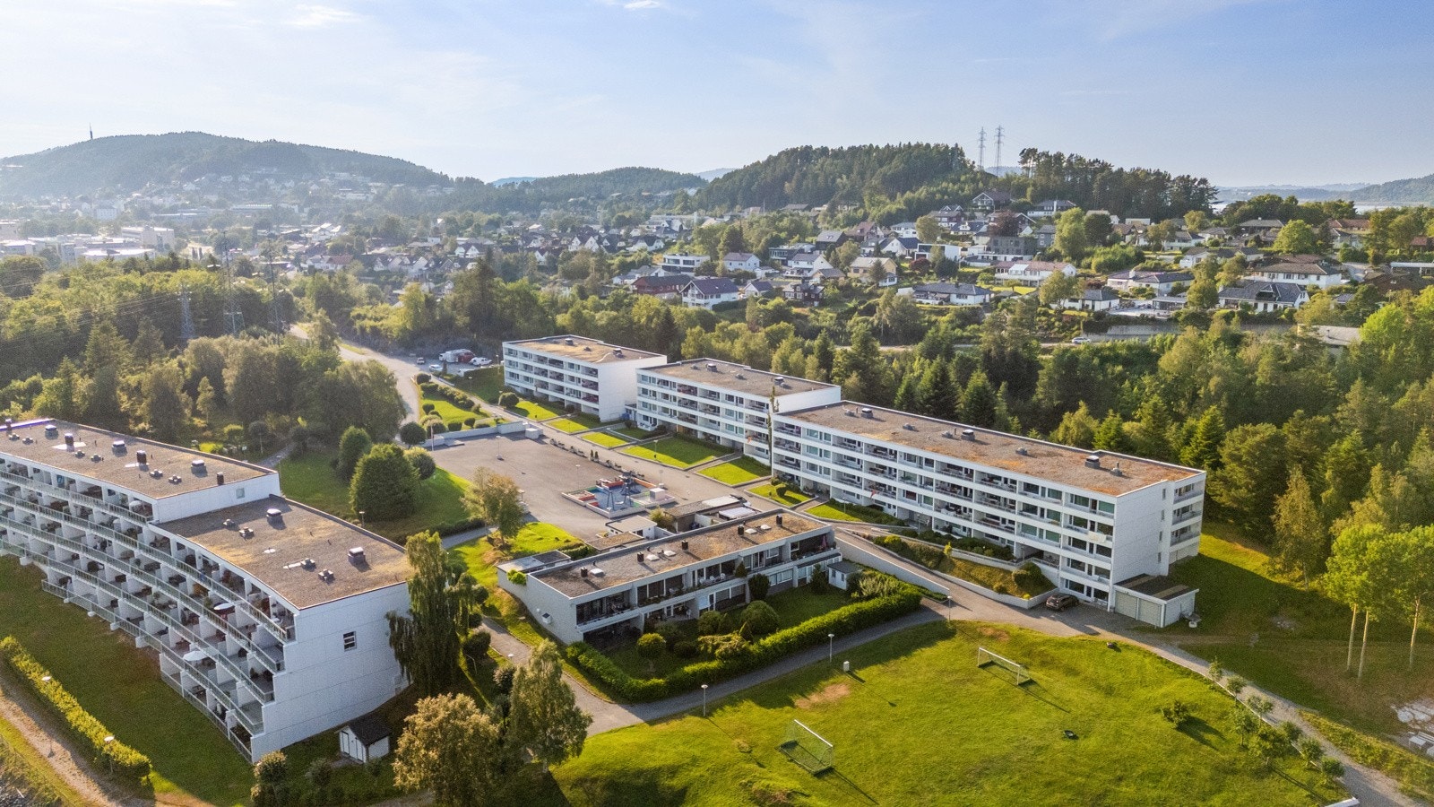 Eiendommen har mye spennende aktiviteter for både store og små, som småbåtforening og lekeplass. Galleribilde
