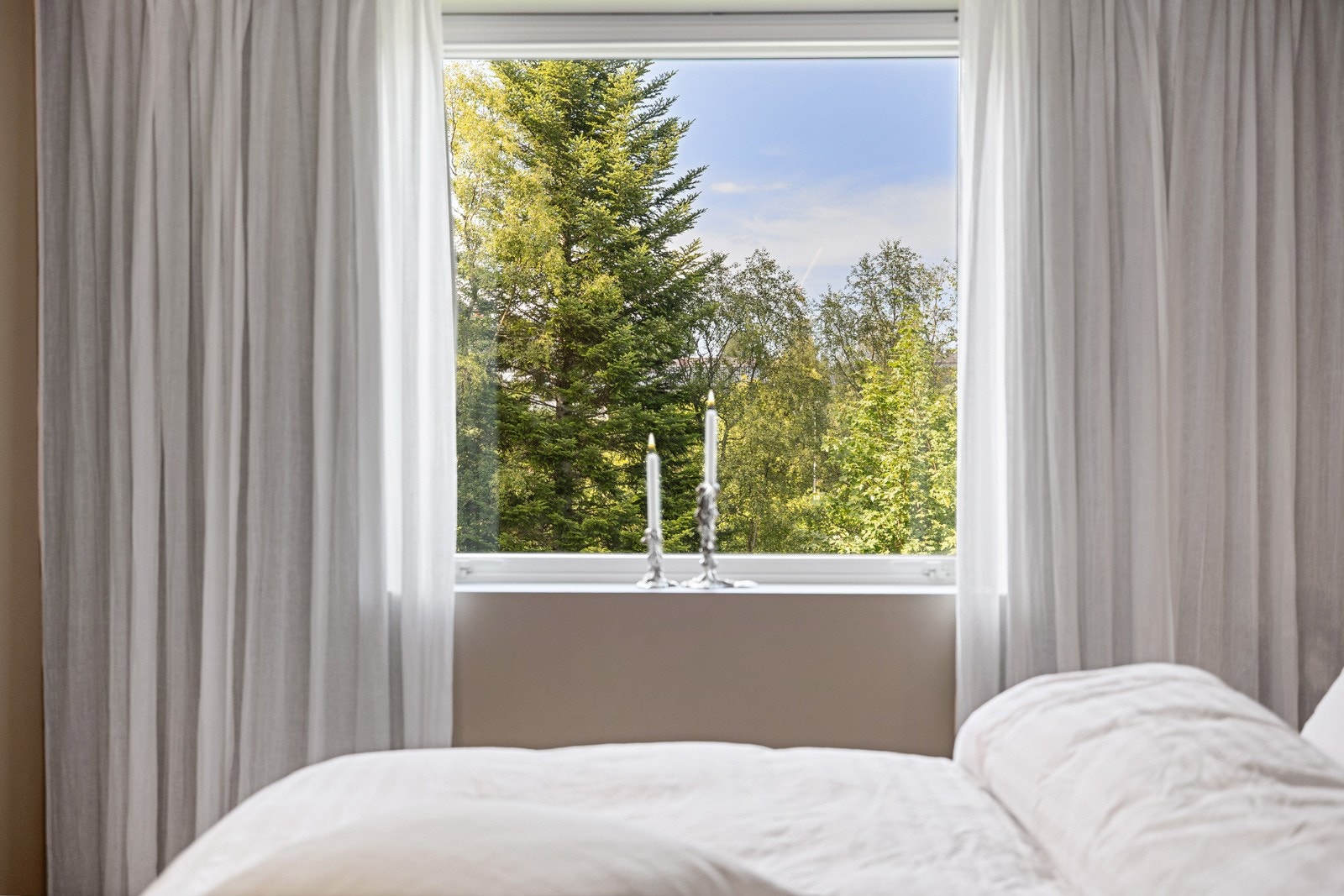 Soverommet ligger vendt mot nord så her kan du sovne inn i et svalt rom. Galleribilde