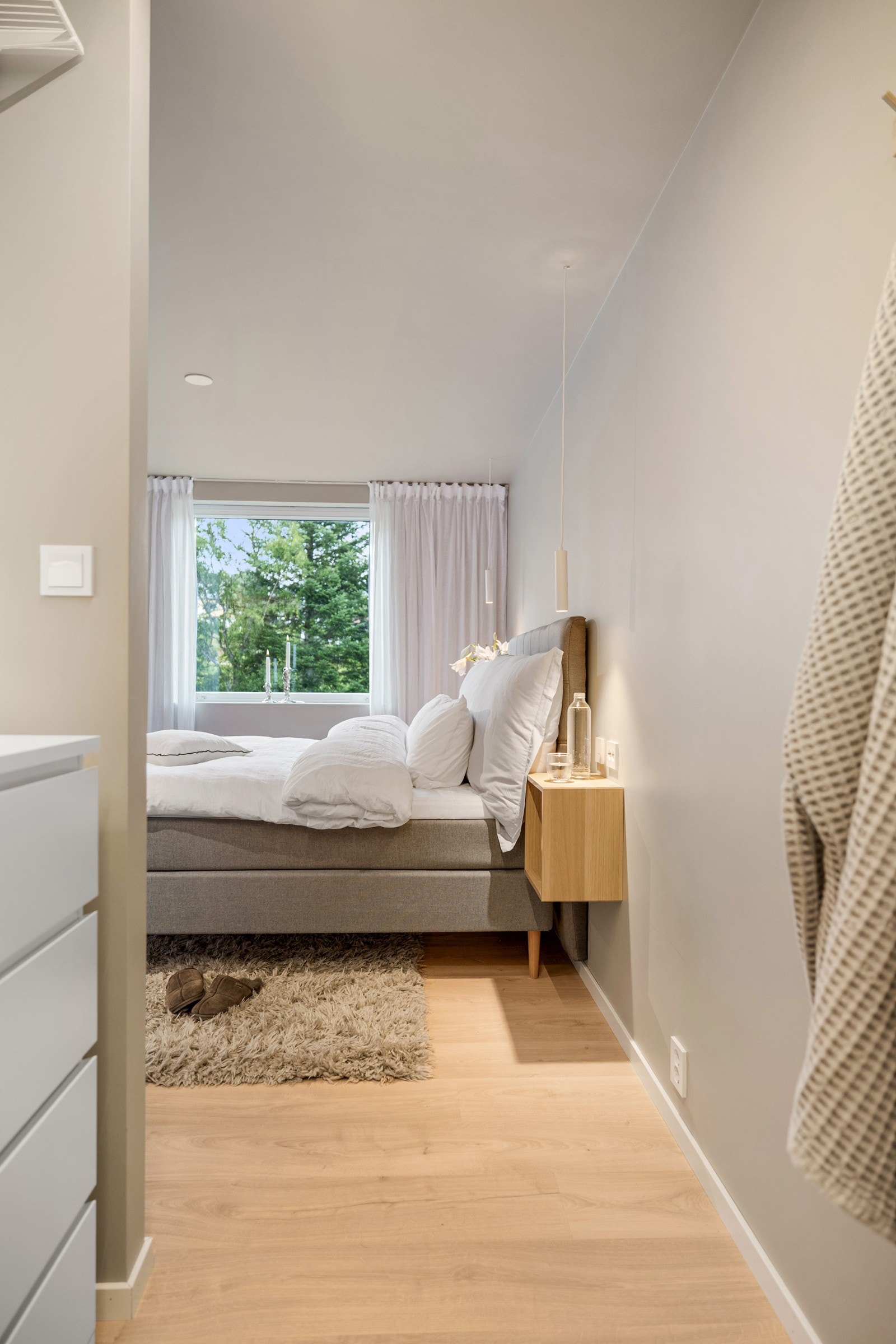 Fra walk-in-garderoben og inn mot soverommet. Galleribilde