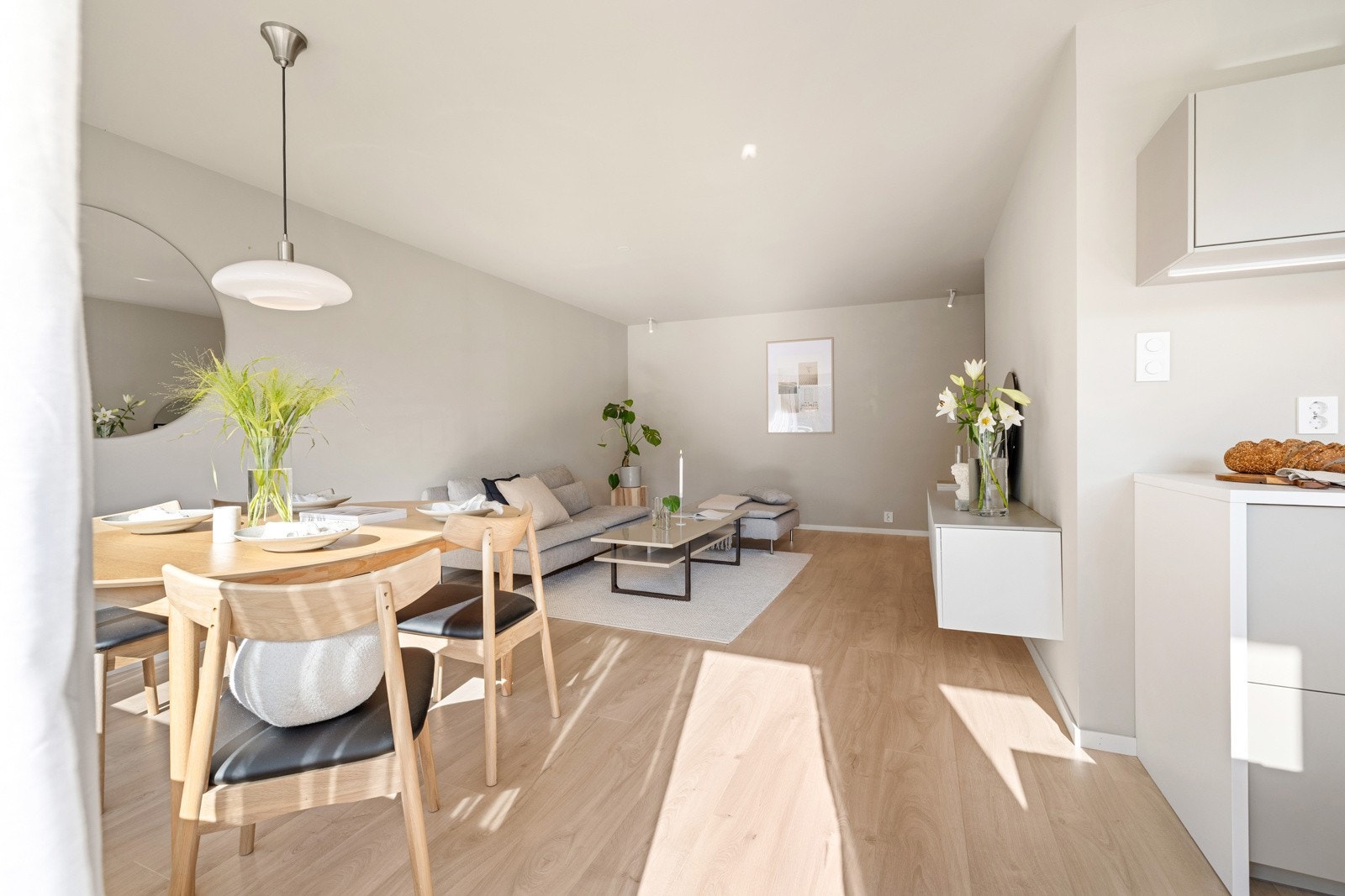 De listefrie overgangene mellom vegger og himling gjør at leiligheten fremstår moderne og tidsriktig. Galleribilde