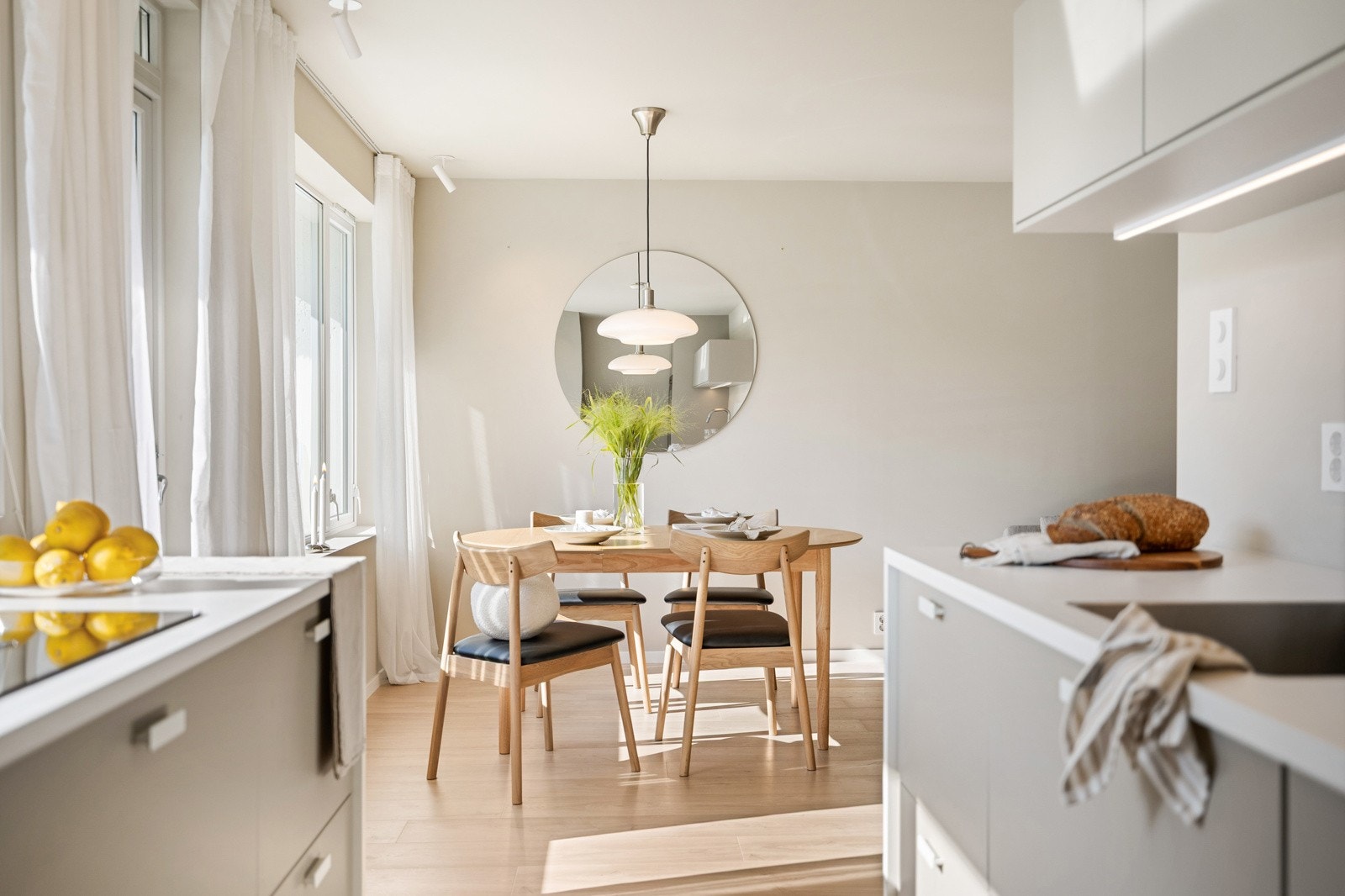 Kjøkkenet er også fra i fjor, og har åpen løsning mot stuen. Galleribilde