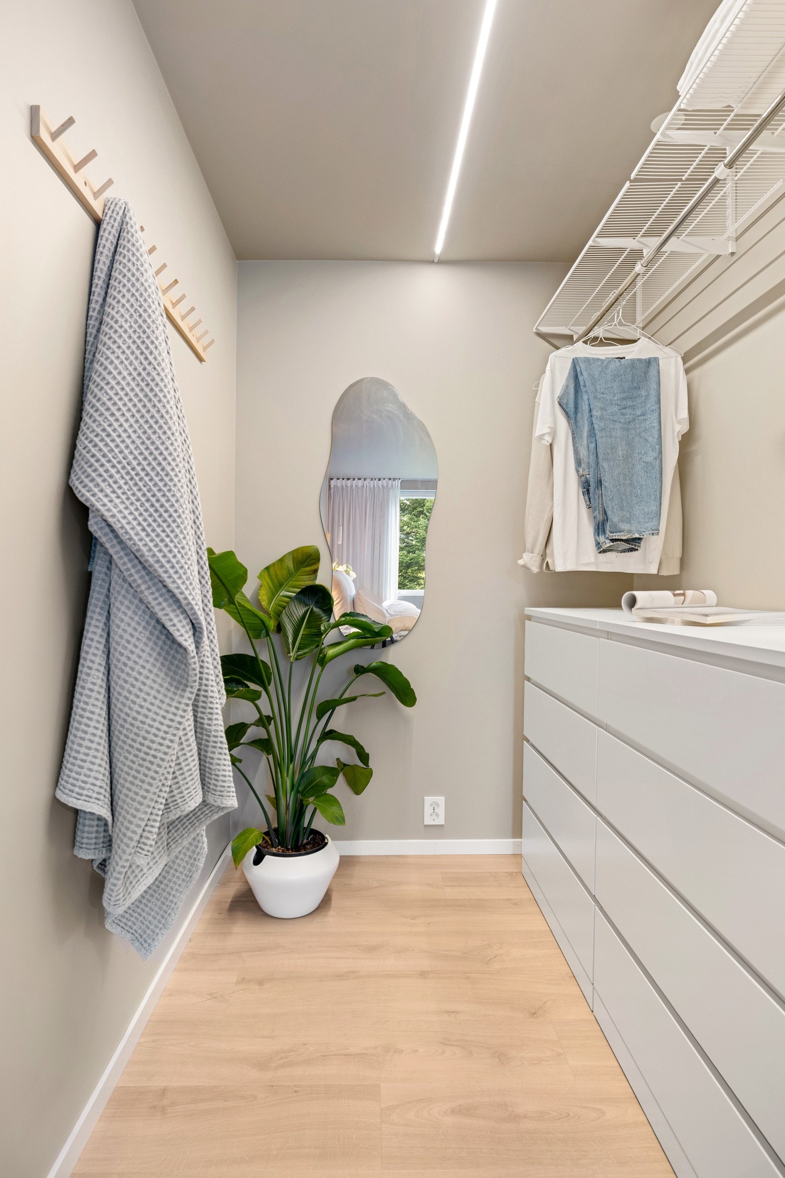 Her er det god plass til alt du måtte ha av klær, sko og vesker. Galleribilde