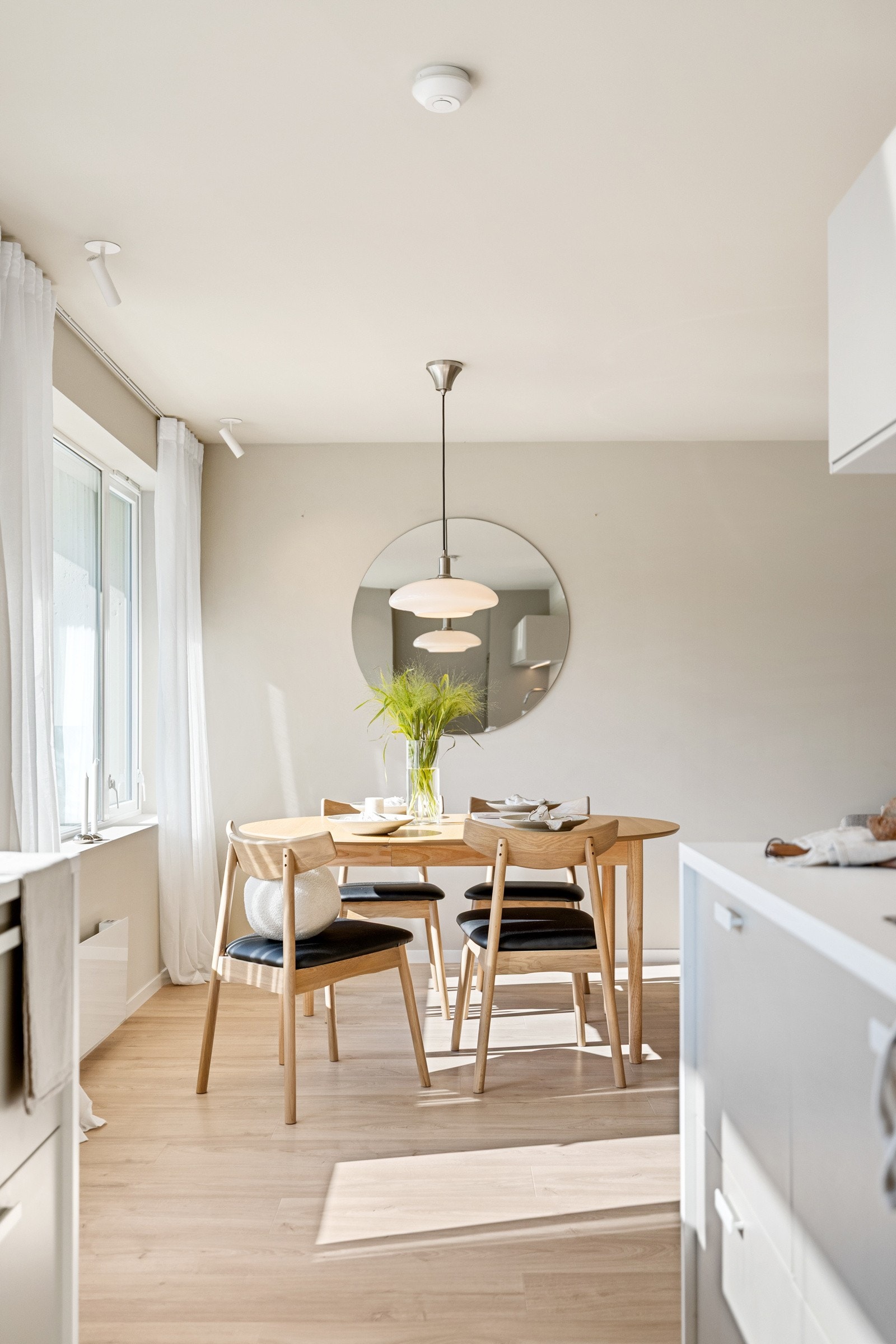 Innredningen har glatte fronter og benkeplate av laminat. Galleribilde