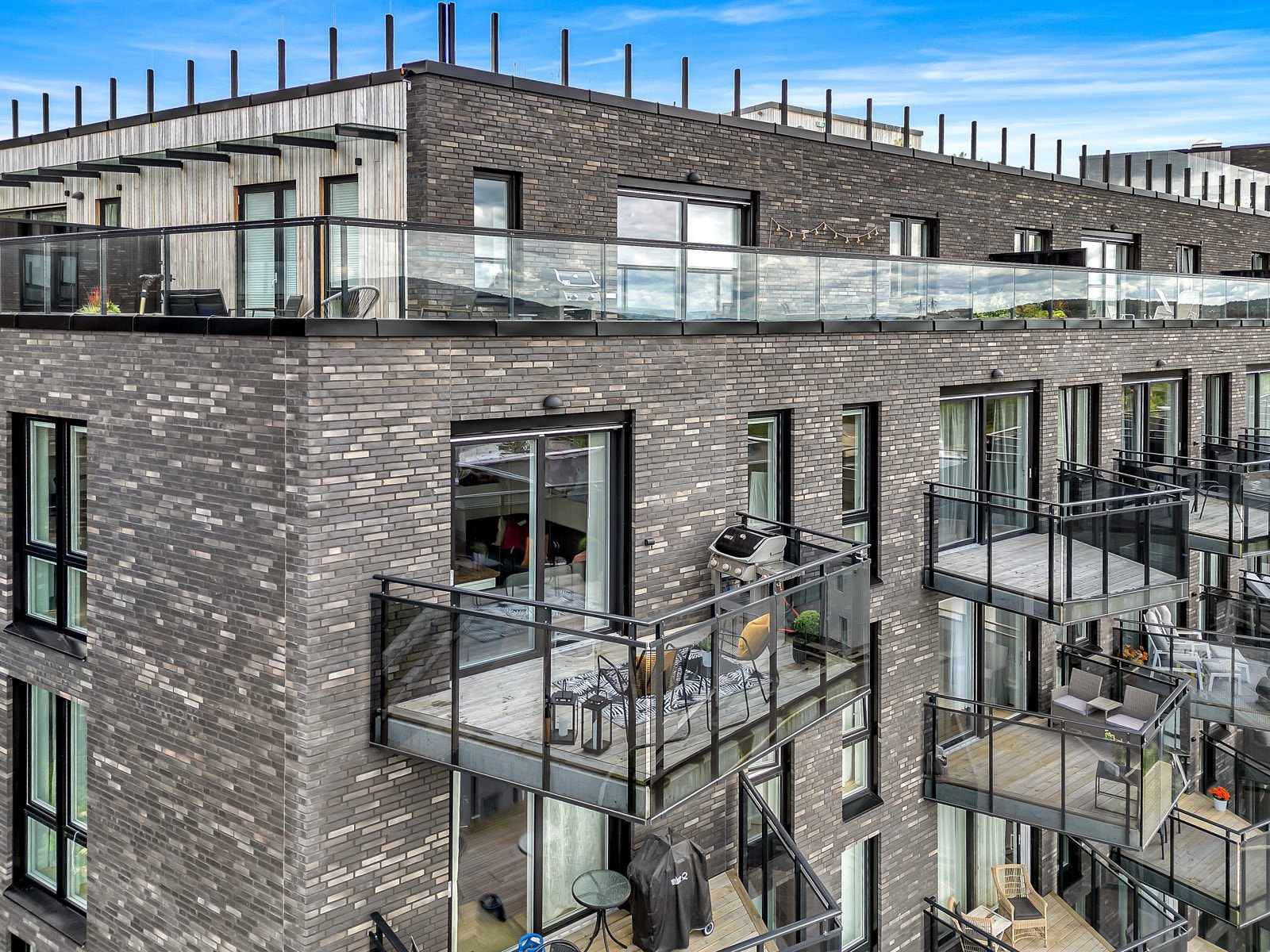 Sameiet har i tillegg felles takterrasse med utekjøkken hvor solen kan nytes hele dagen. Galleribilde