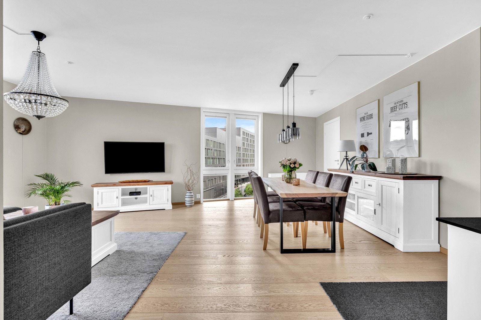 Stuen blir leilighetens naturlige samlingspunkt. Rommet har gode møbleringsmuligheter med plass til sofagruppe med tilhørende bord og TV-møblement, samt et romslig spisebord. Galleribilde