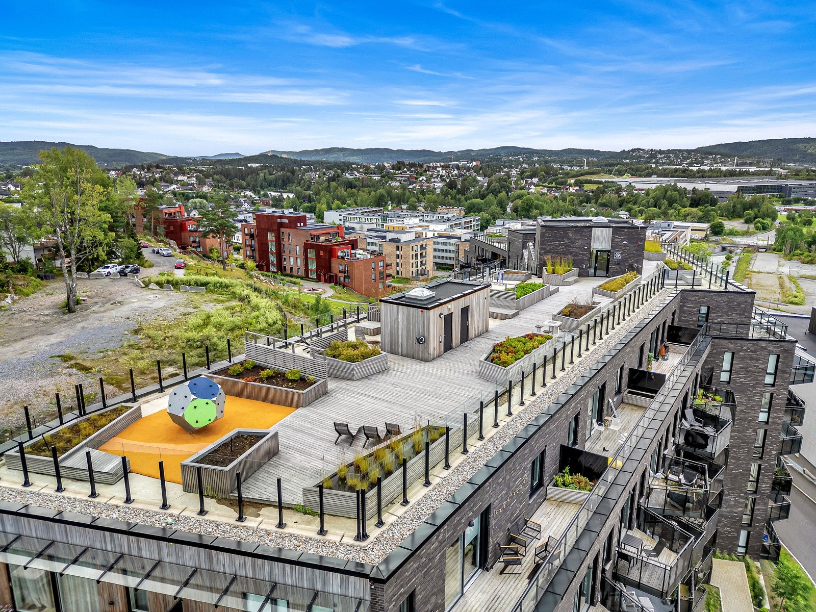 Takterrassen i bygningen er av svært god størrelse og har sol fra morgen til kveld. Galleribilde