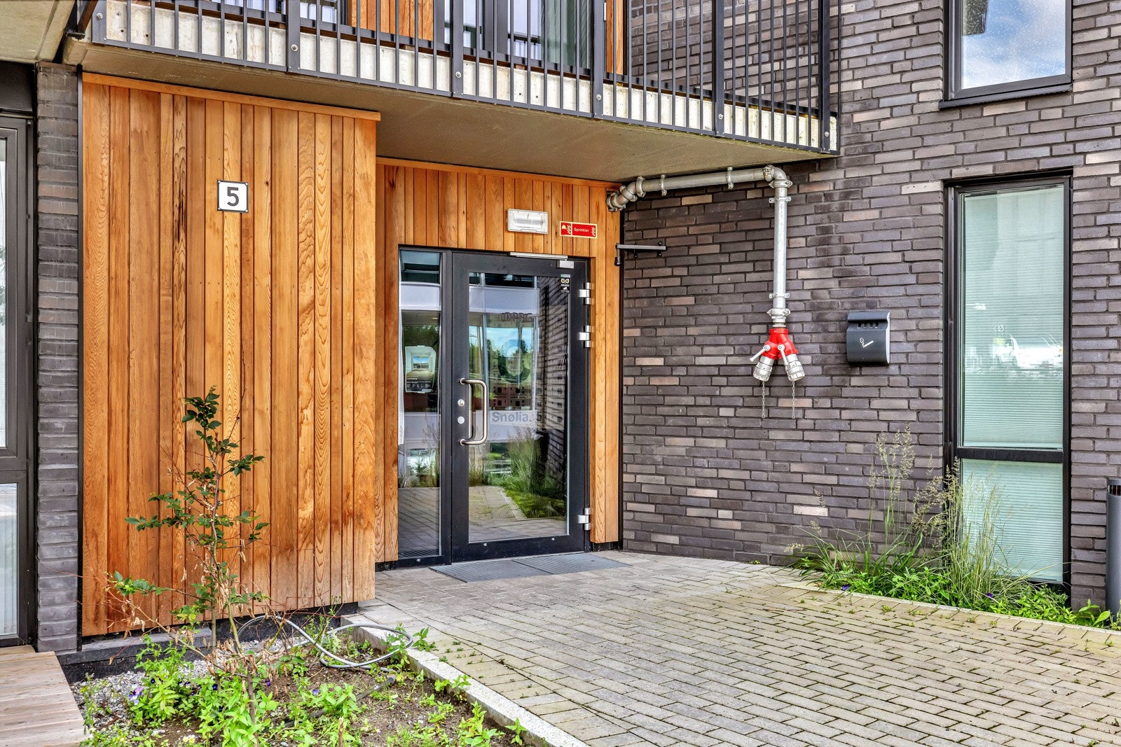 Velkommen til Snølia 5 - Hyggelig inngangsparti med moderne låsmekanismer, postkasser på innsiden samt heis til garasje og etasjeplan. Galleribilde