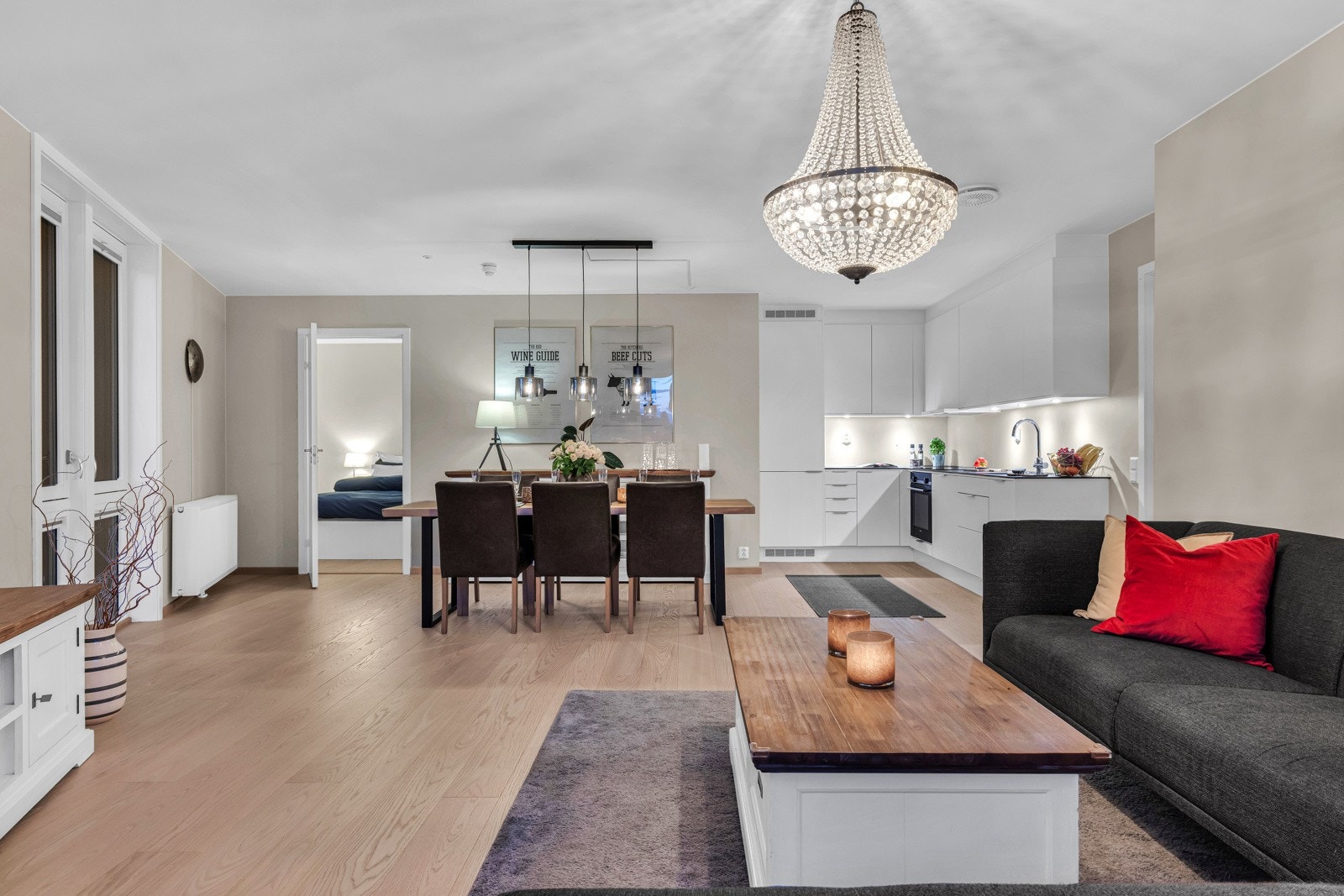 A-konto fyring og varmtvann er inkludert i felleskostnade. Boligen er oppvarmet med vannbårene varme fra radiator, samt gulvvarme på bad. Galleribilde