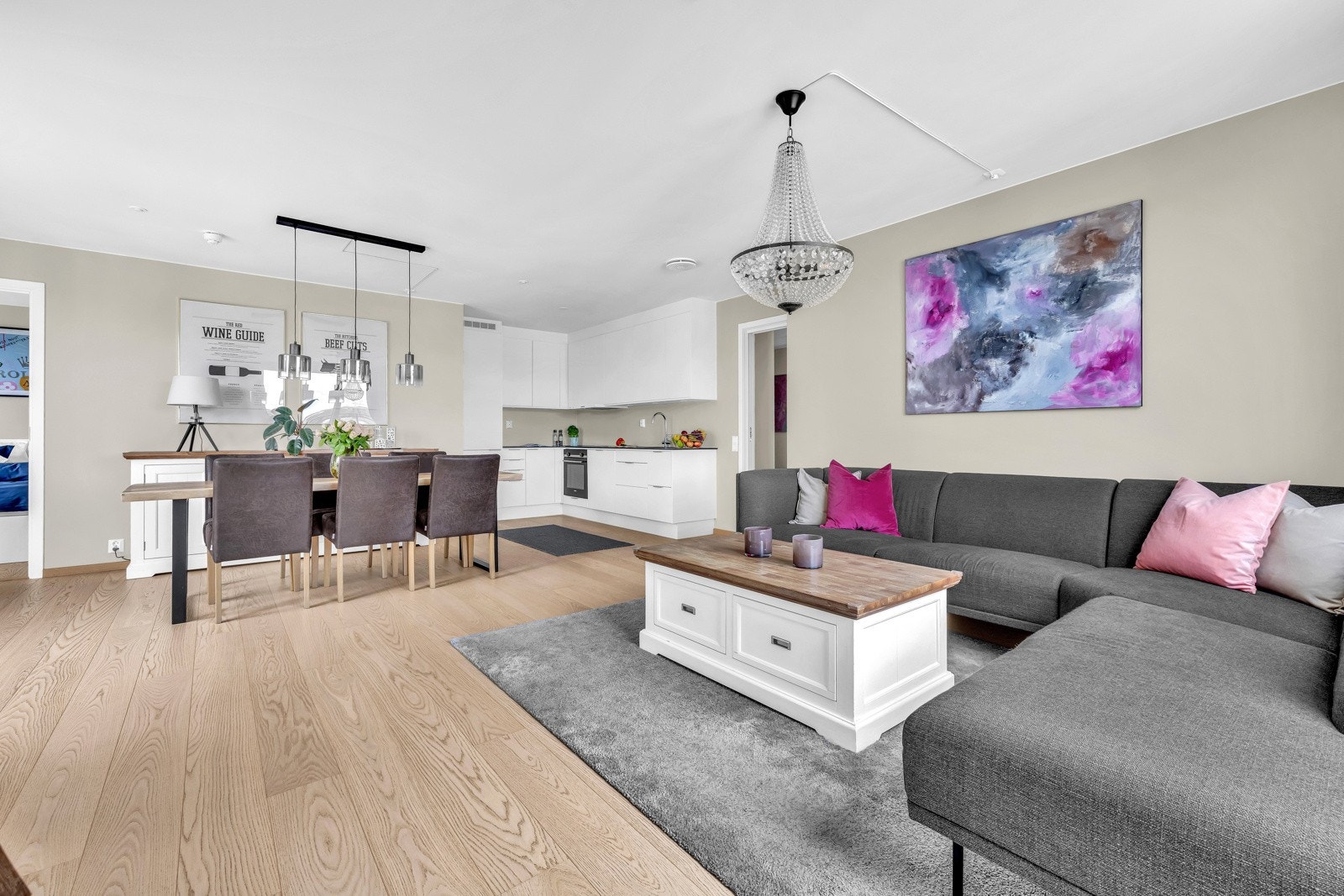 Oppholdsrommet er naturlig inndelt i TV-stue, spisestue og kjøkken. Galleribilde