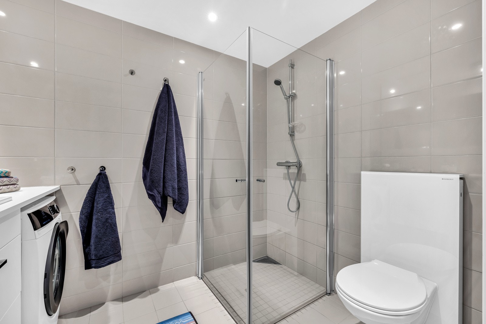 Dusjnisjen har innfellbare glassdører, vegghengt toalett og varme i gulvet. Galleribilde