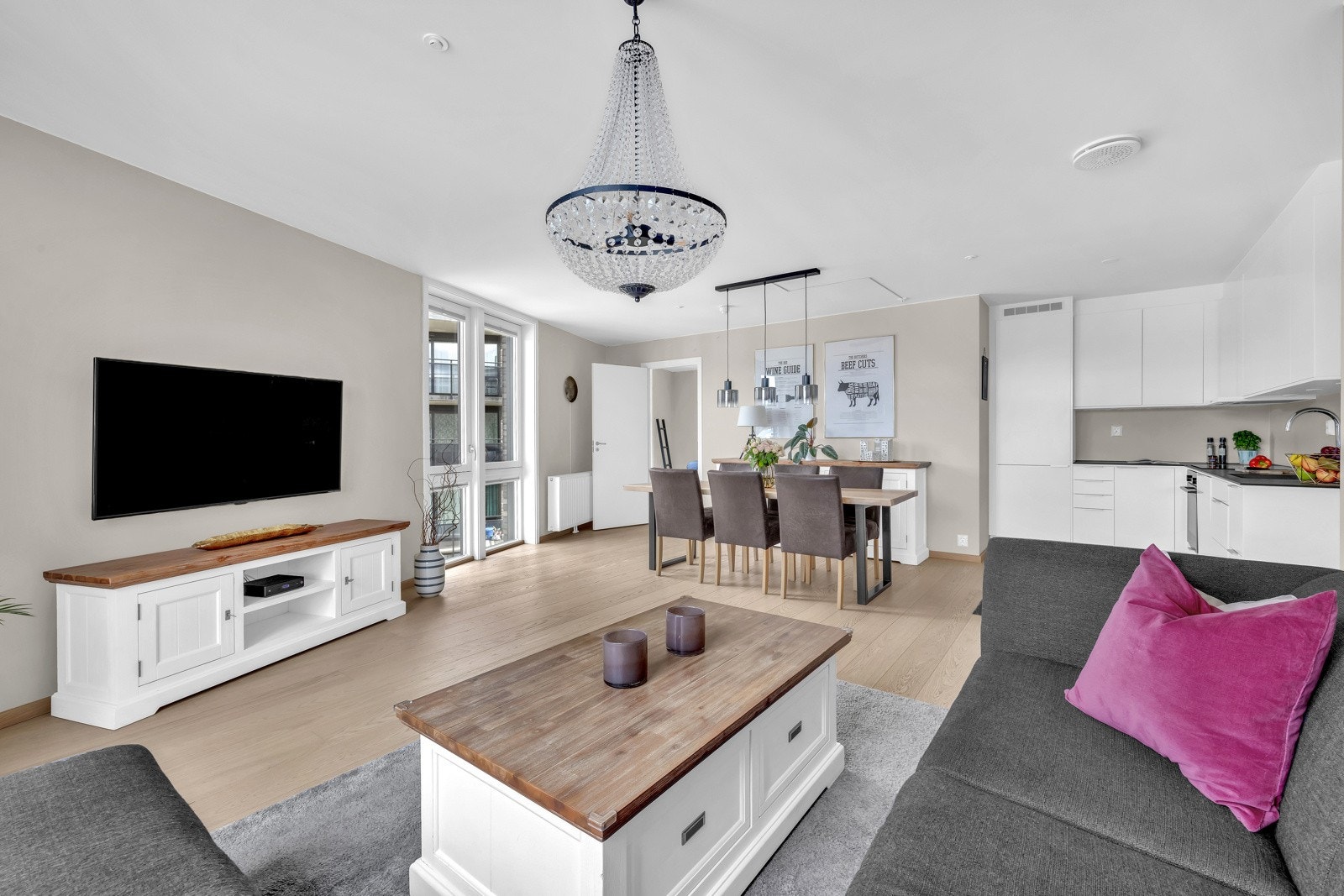 A-konto fyring og varmtvann er inkludert i felleskostnade. Boligen er oppvarmet med vannbårene varme fra radiator, samt gulvvarme på bad. Galleribilde