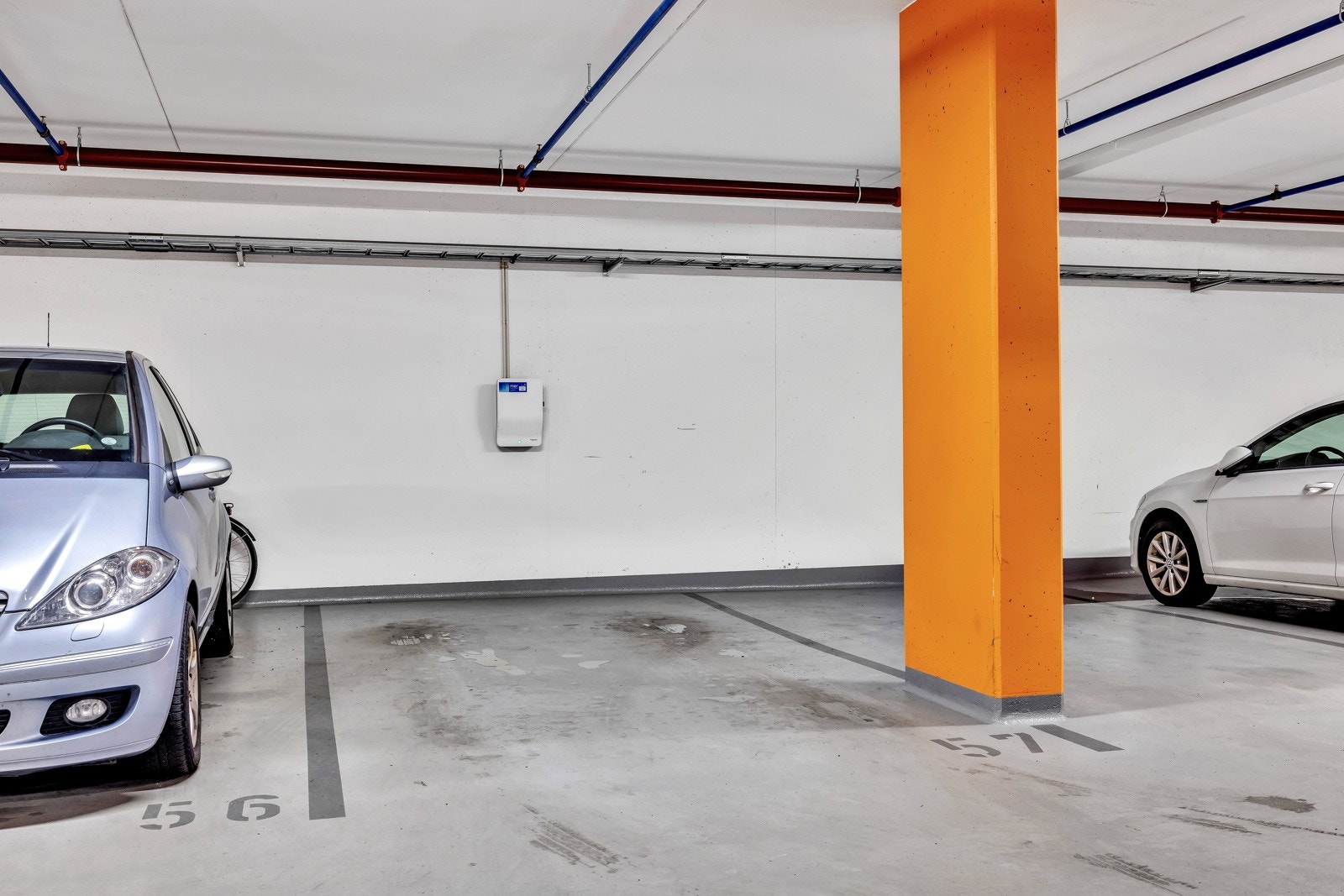 Leiligheten disponerer fast biloppstillingsplass i felles garasjeanlegg med elbillader. Lader er installert i regi av sameiet fra leverandøren MER. Galleribilde