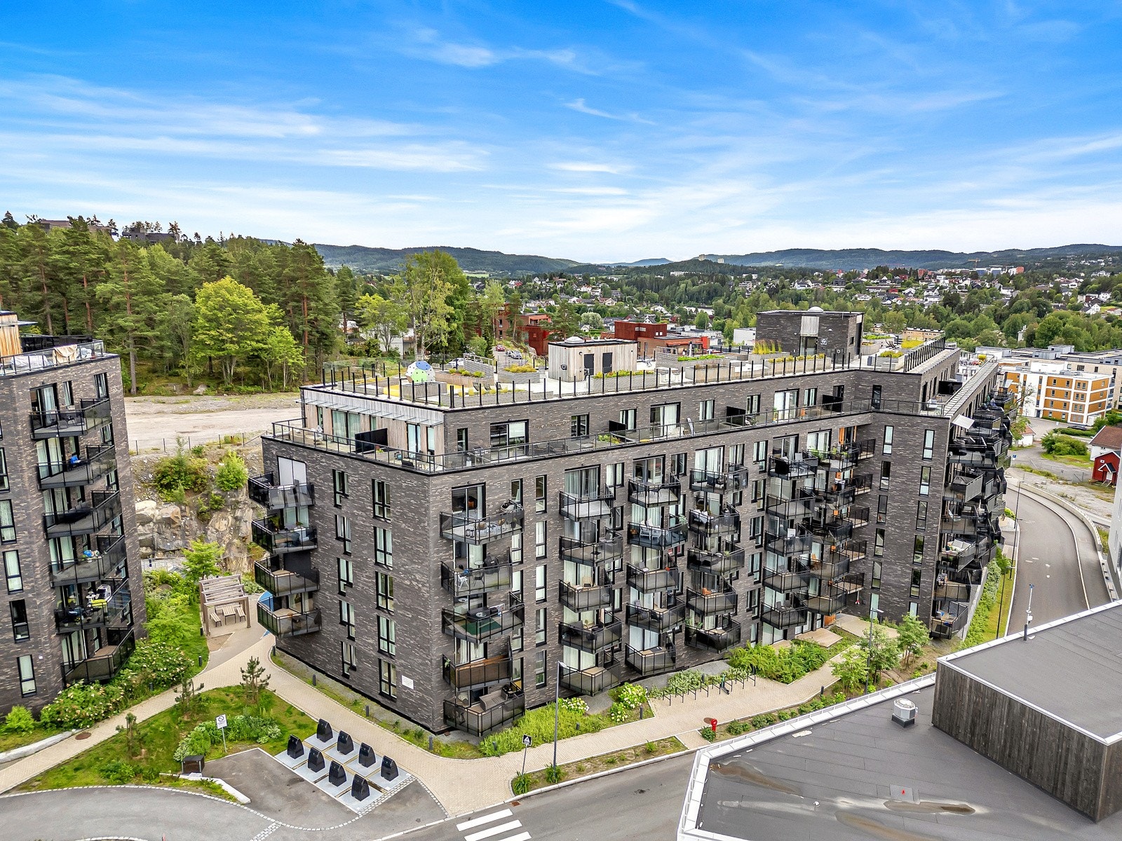 Snølia 1-3-5 består av 203 boligseksjoner og parkeringsanlegg, fordelt over 3 bygninger. Fellesområdene består av grøntarealer, felles takterrasser og lekeplass for de minste. Galleribilde