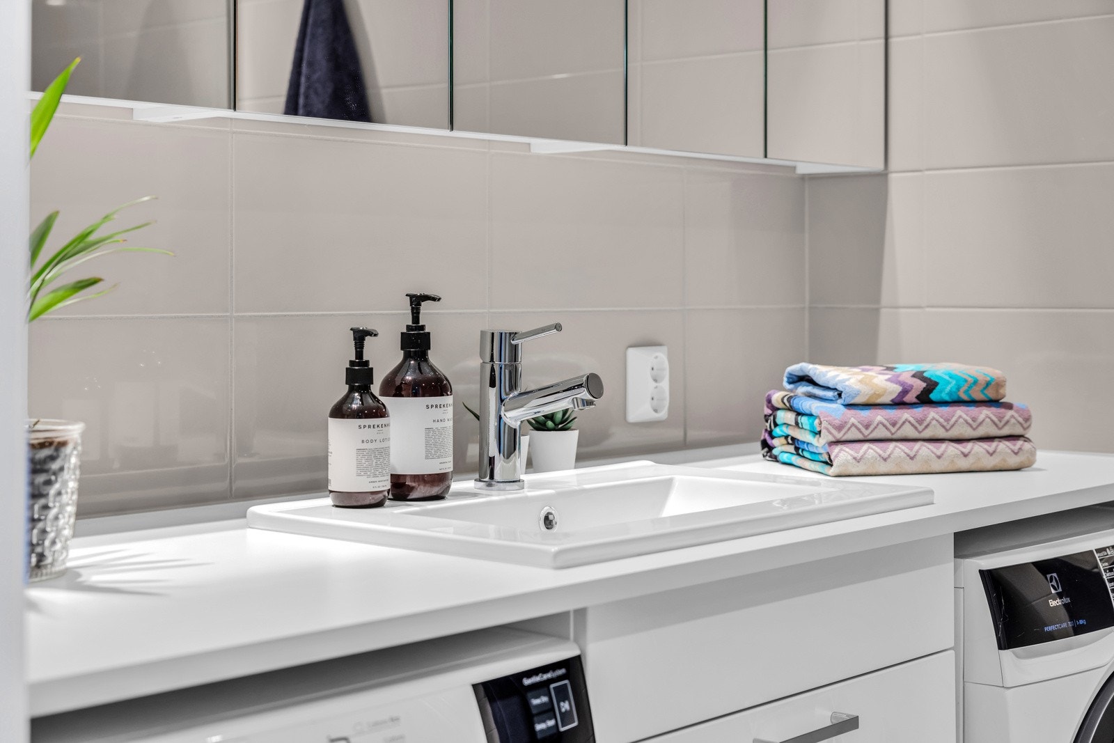 Vann, varmtvann og oppvarming er inkludert i felleskostnadene. Galleribilde