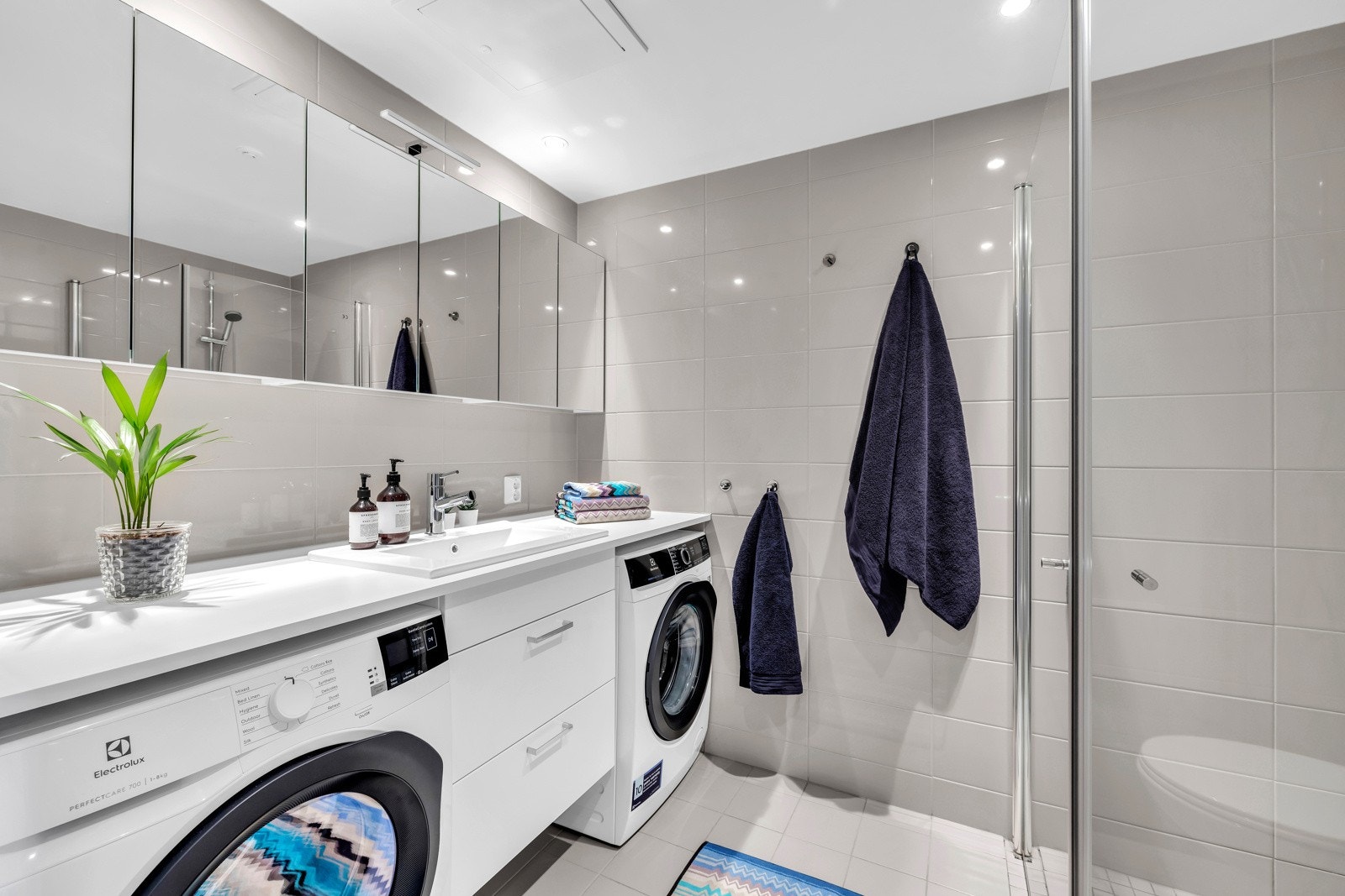 Det er rikelig med oppbevaringsplass på baderommet, både i servantskapet og i vegghengte skap med glassdører. Galleribilde