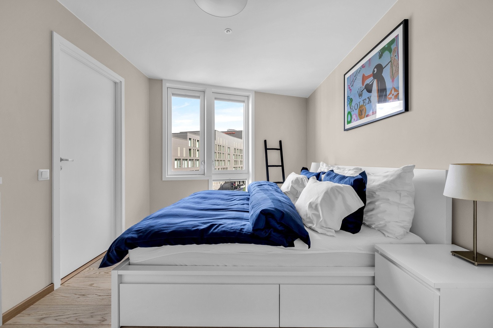 Hovedsoverommet er av god størrelse og har lite innsyn. Det er plass til dobbeltseng, nattbord på hver side samt oppbevaring av klær. Galleribilde