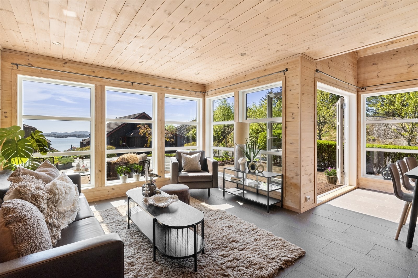 Gulvet er fliselagt, mens både vegger og himling er kledd med panel. Galleribilde