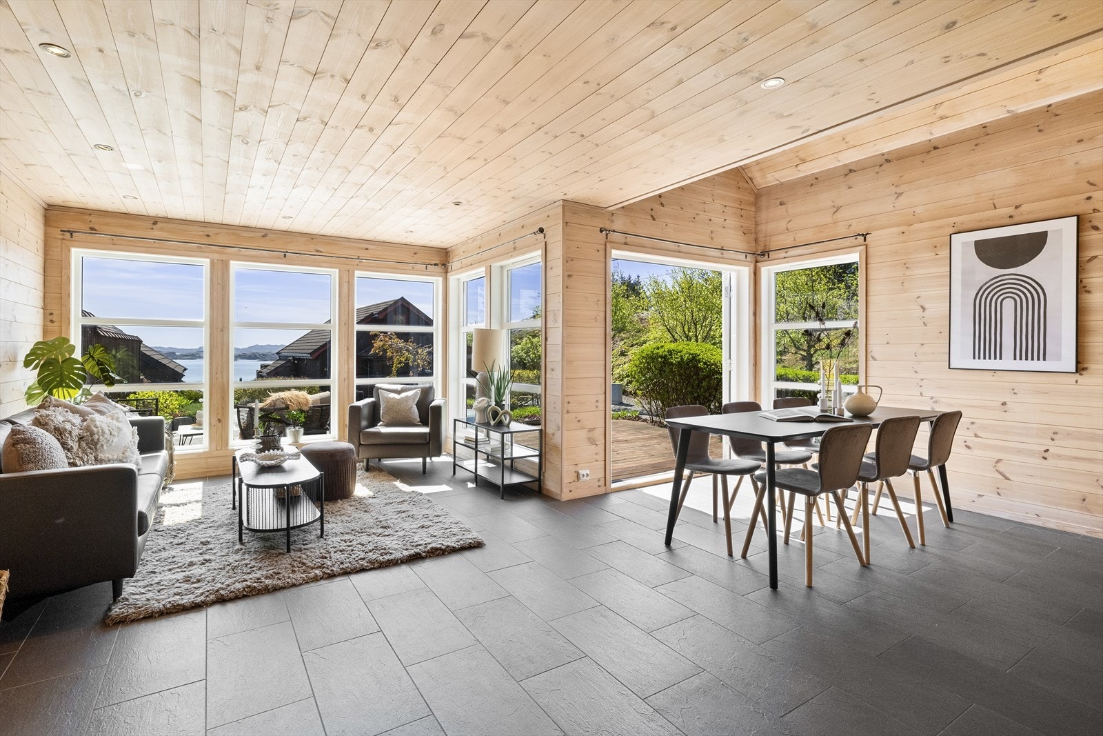 Innvendig byr fritidsboligen på et trivelig oppholdsrom. Galleribilde