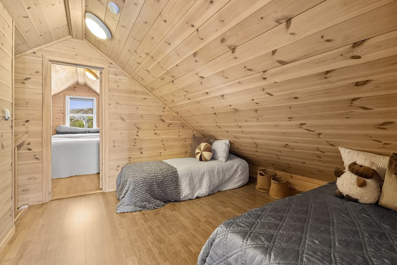 I tillegg kan fritidsboligen skilte med en praktisk hems. Galleribilde