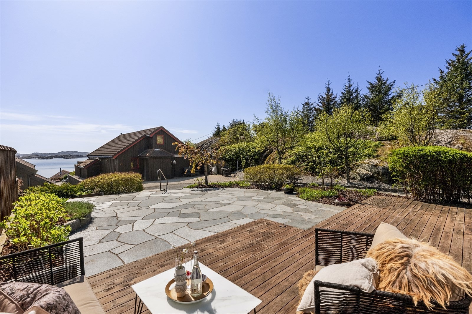 Vassvikveien 46 har en flott beliggenhet på Hellvik med nærhet til flott turterreng, samt kort avstand til sjøen. Galleribilde