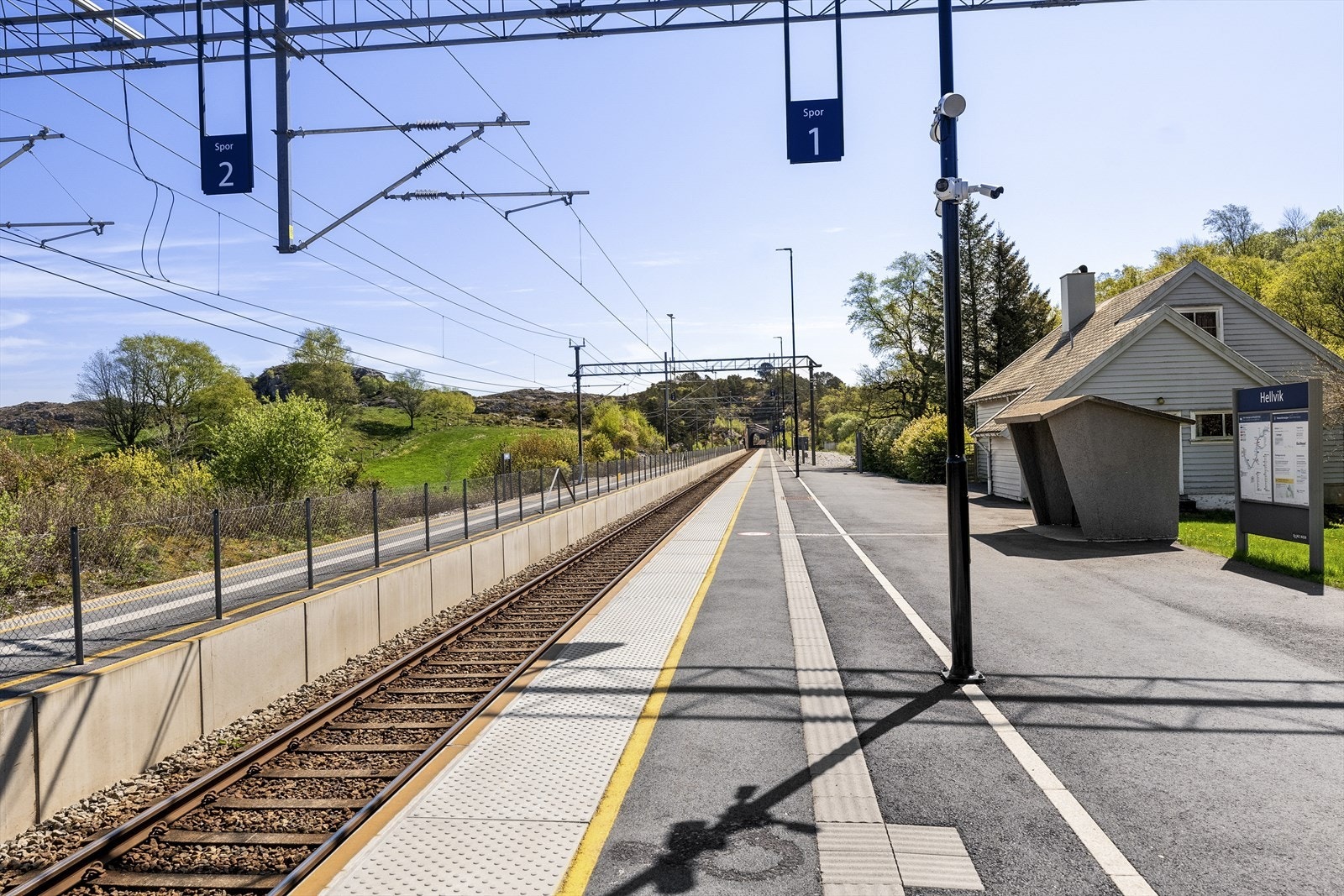 Det er mindre enn 5 minutter å kjøre til togstasjonen på Hellvik Galleribilde
